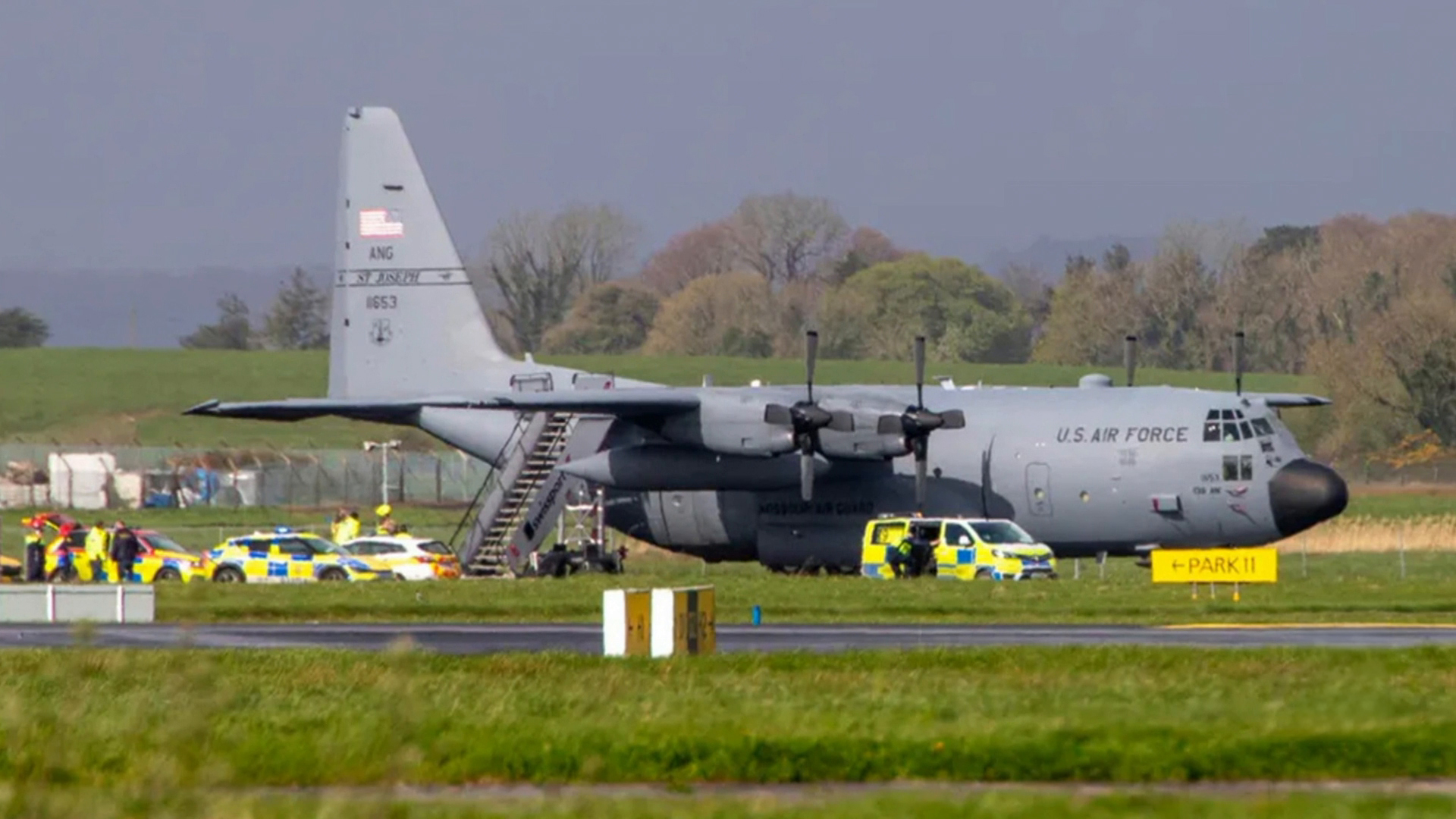 فأس في جناح طائرة عسكرية بأيرلندا يثير انقساما بالمنصات