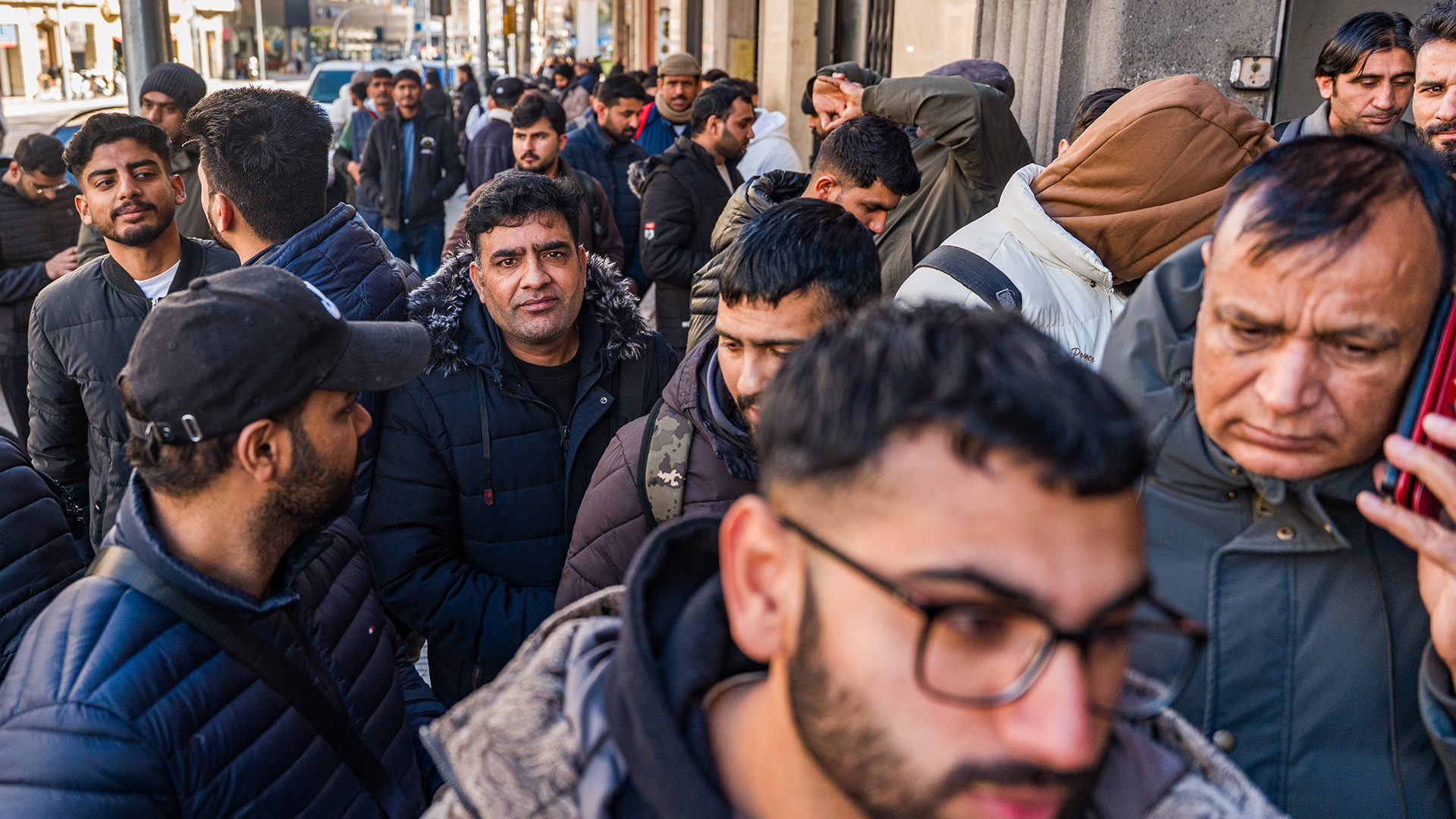 نصف مليون حالة.. إسبانيا تقر تسوية أوضاع المهاجرين غير النظاميين