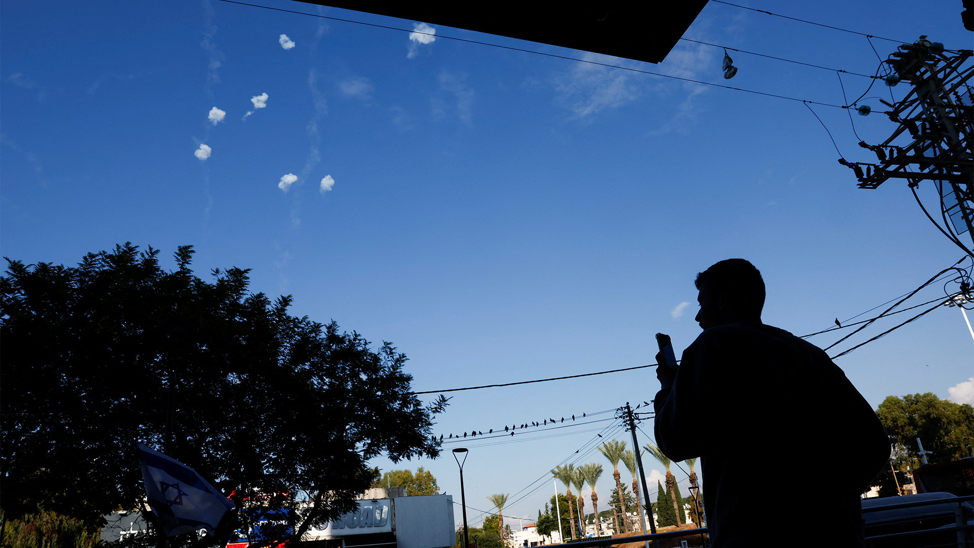 كيف يسعى حزب الله لتضليل طيران الاحتلال في جنوب لبنان؟