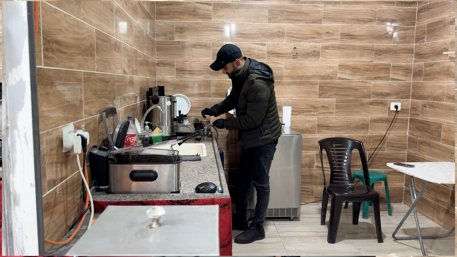 شاهد.. فلسطينيون تحرروا من زنازين الاحتلال وكبّلتهم حياة النزوح