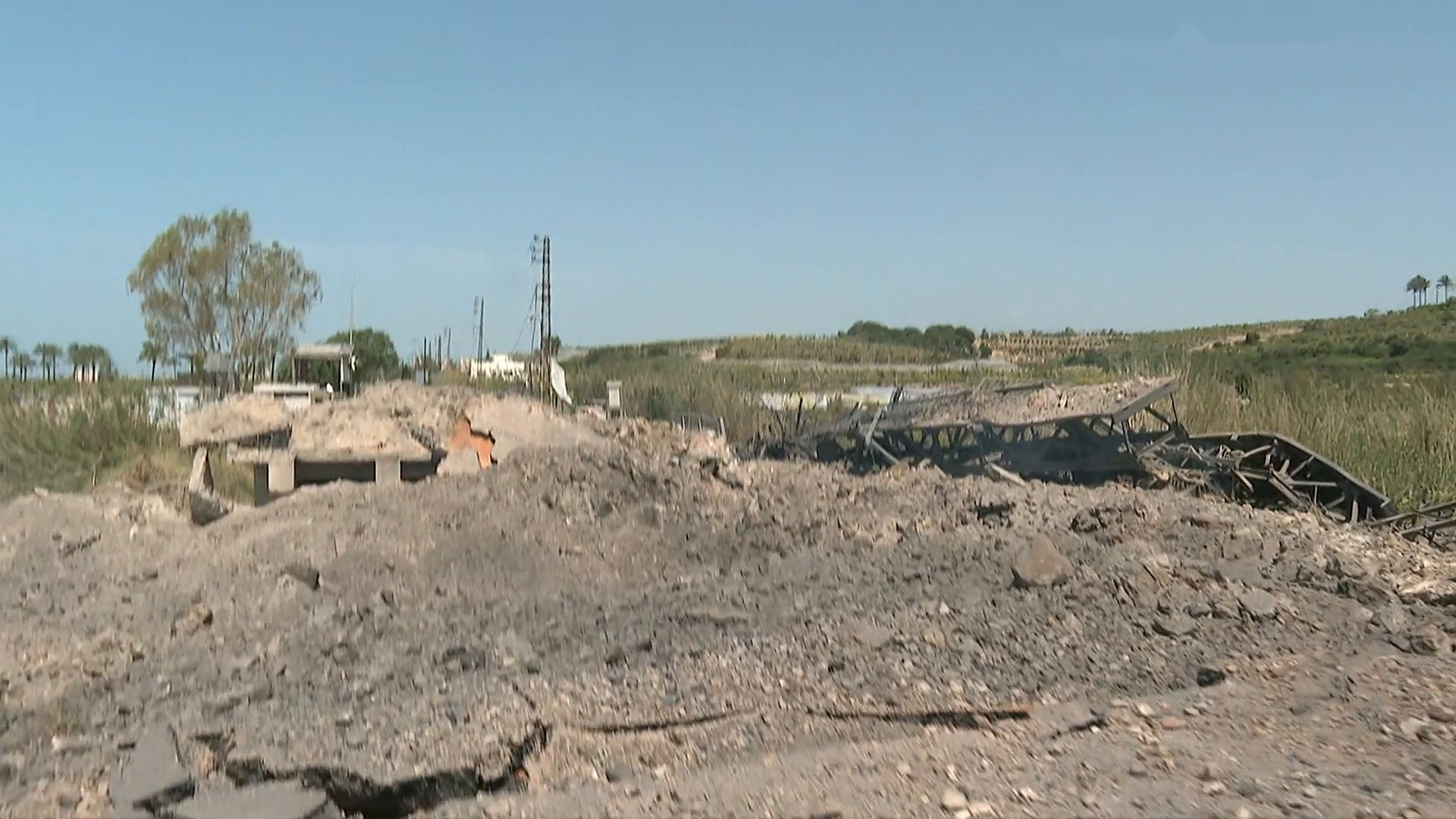 جسر القاسمية خارج الخدمة.. إسرائيل تقطع آخر الشرايين فوق الليطاني