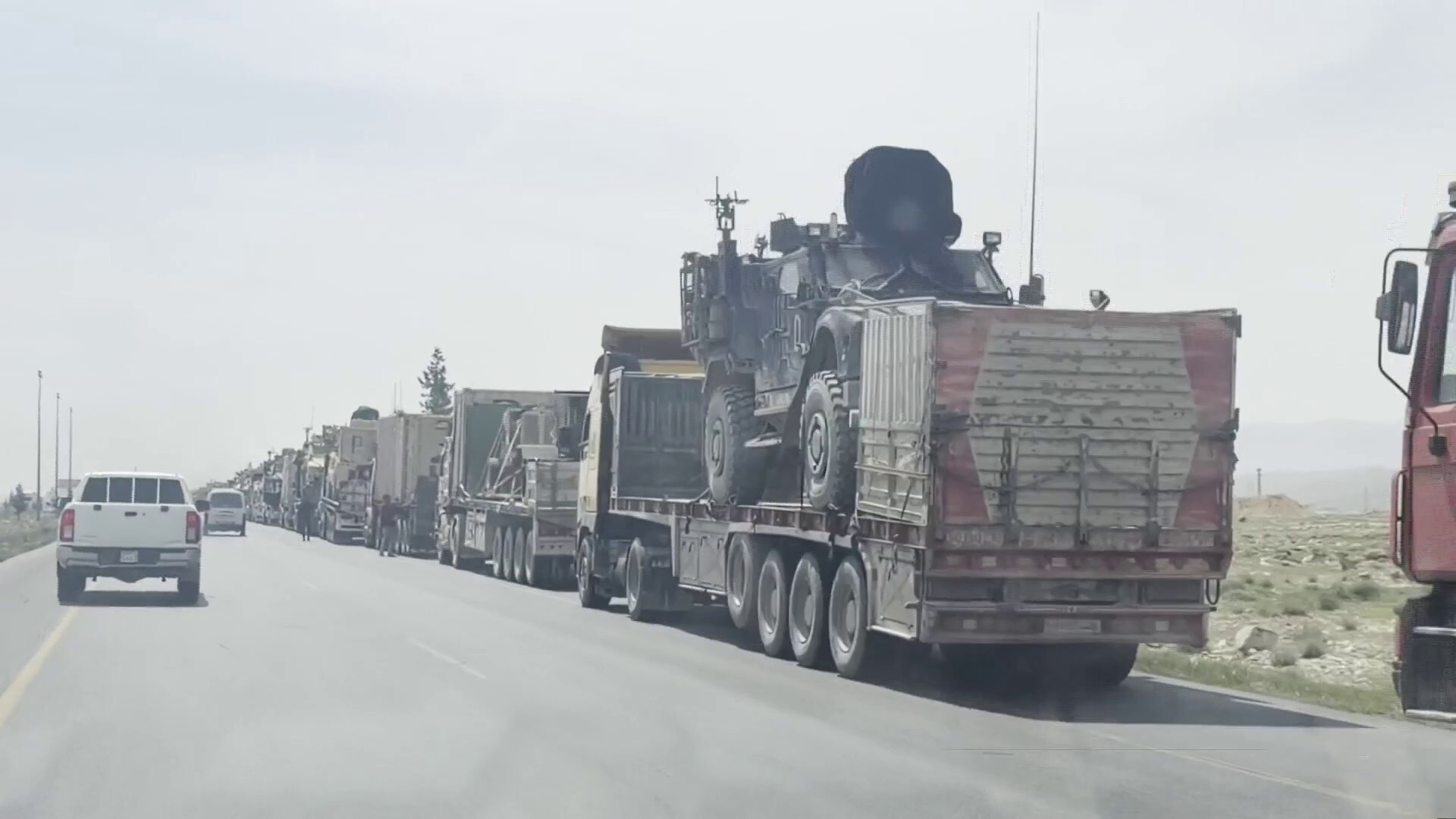 شاهد.. انسحاب القوات الأمريكية من آخر قاعدة بريف الحسكة