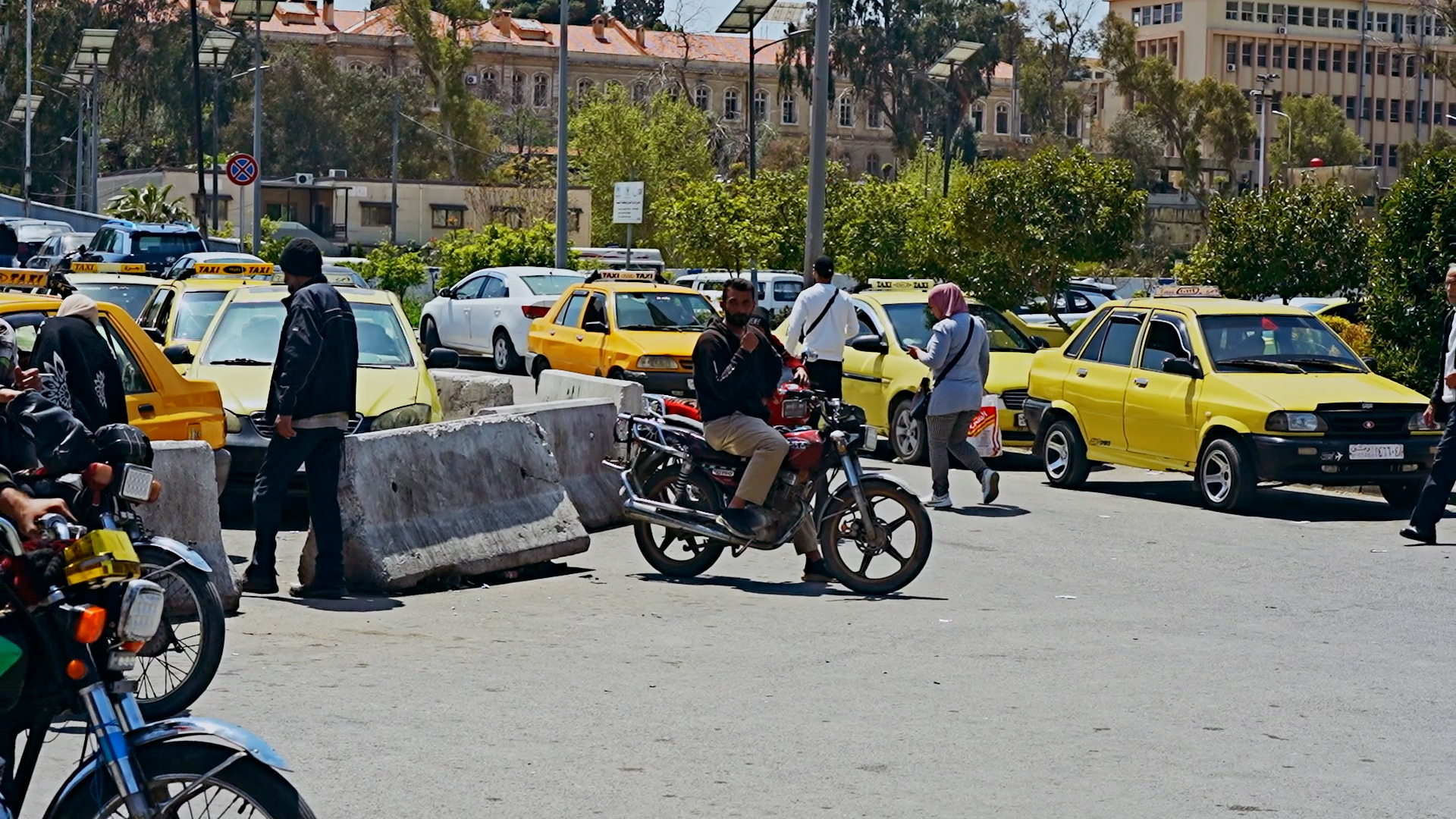 "فوضى النقل" في دمشق.. سائقو التاكسي الأصفر يطالبون بالتنظيم