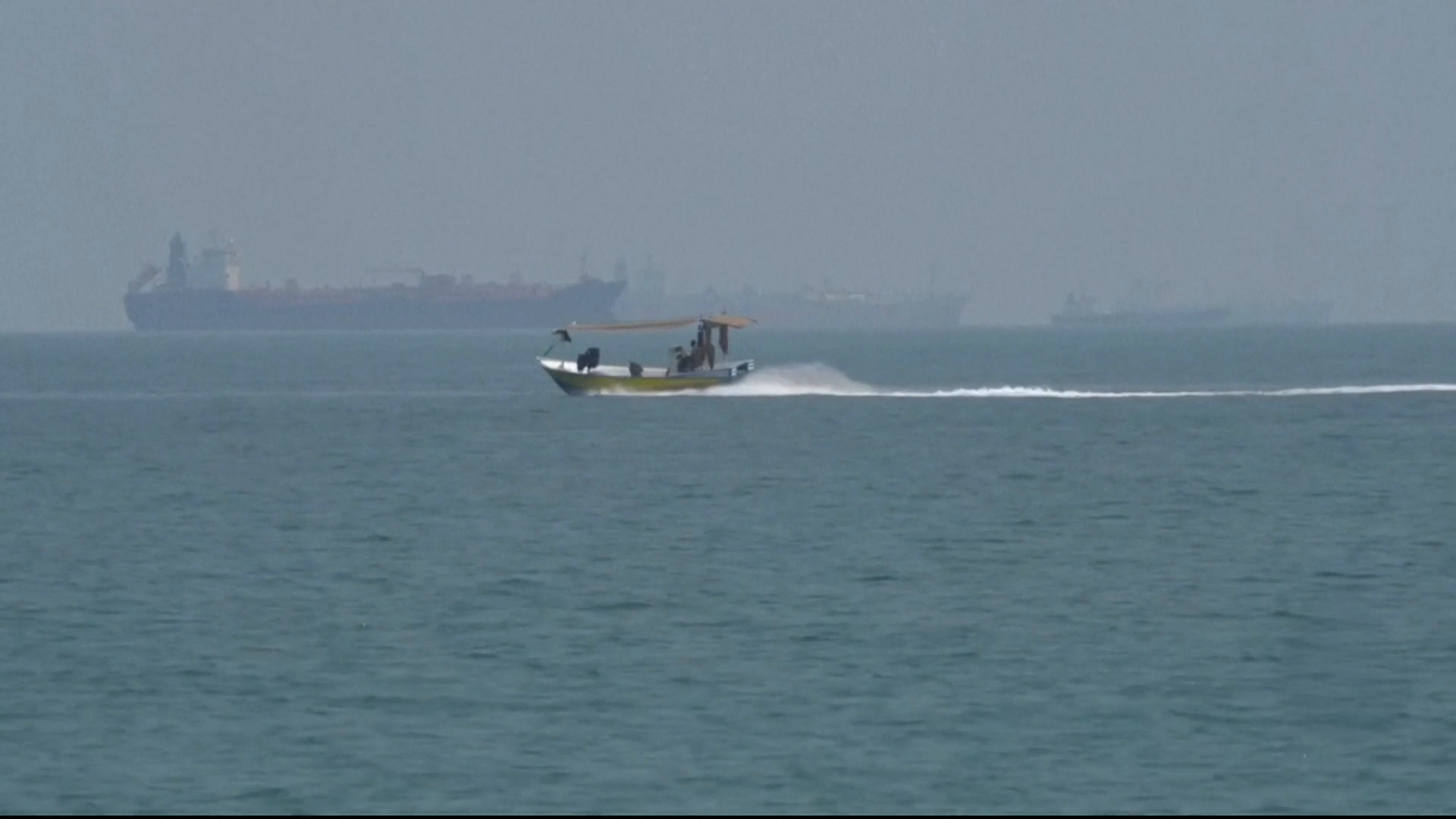 لماذا أعادت طهران إغلاق مضيق هرمز؟