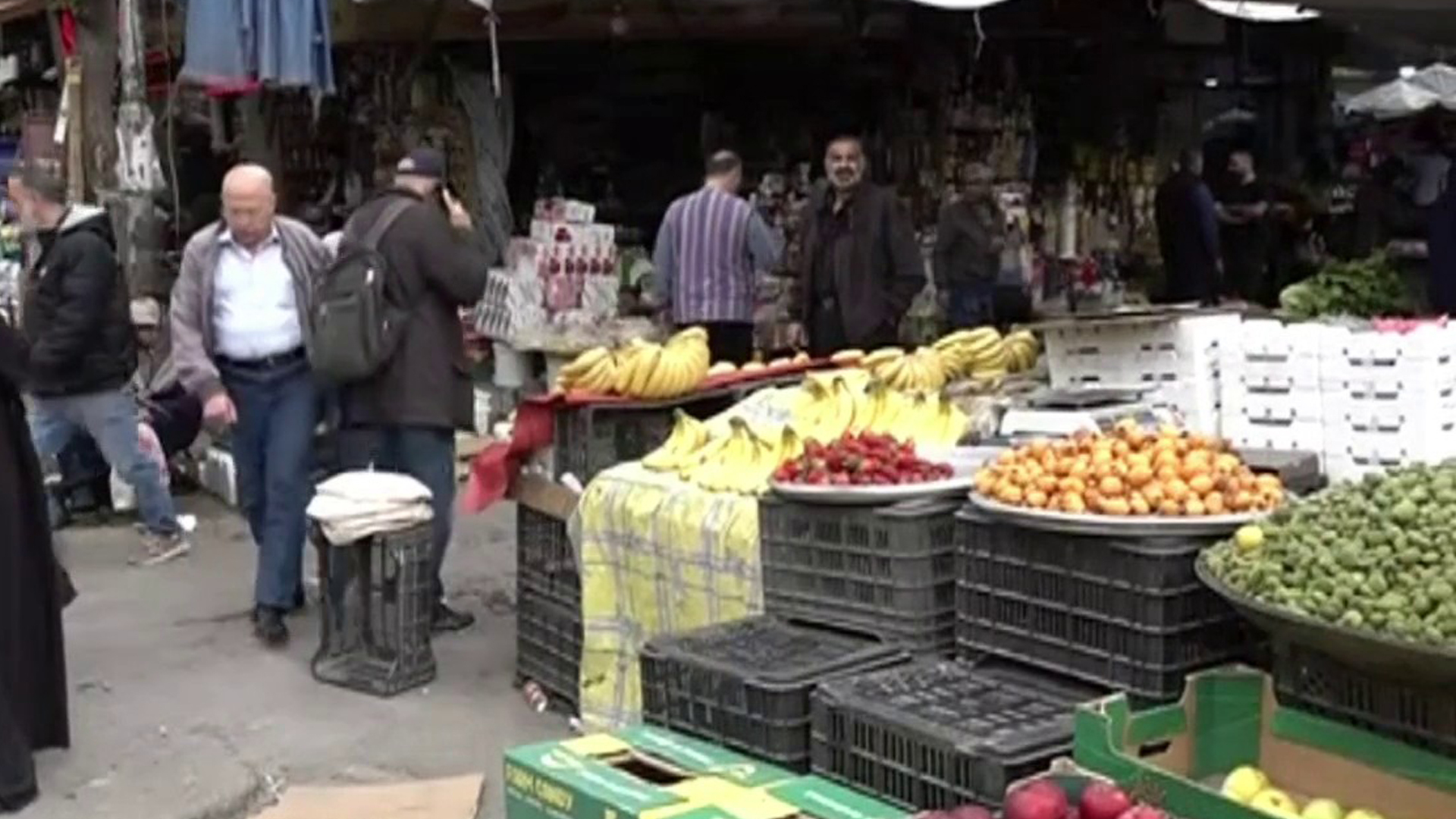 كيف انعكس انخفاض قيمة الليرة أمام الدولار على حياة السوريين؟