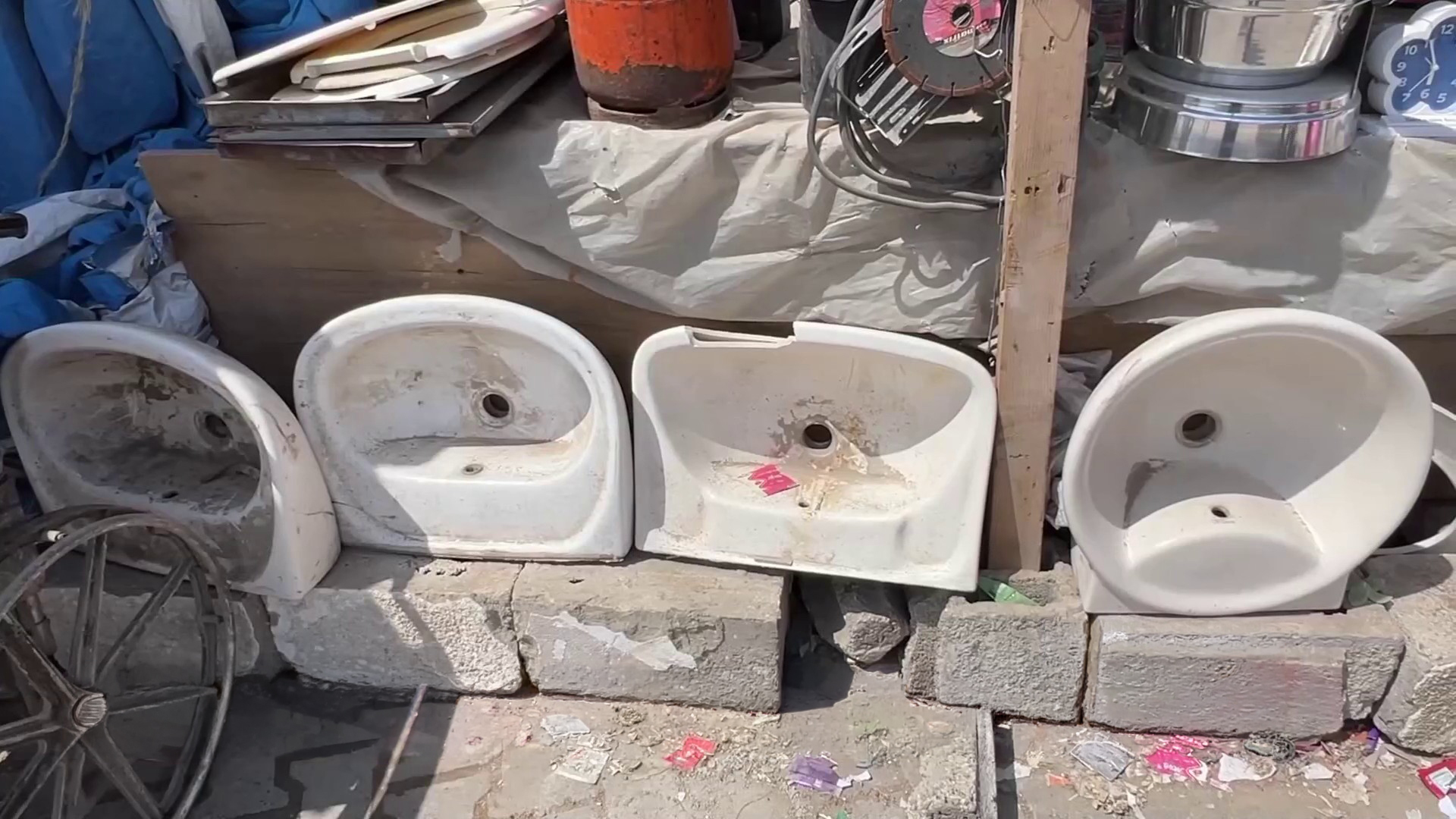 النازحون بغزة يحولون خردة المنازل المدمرة إلى سلع ثمينة