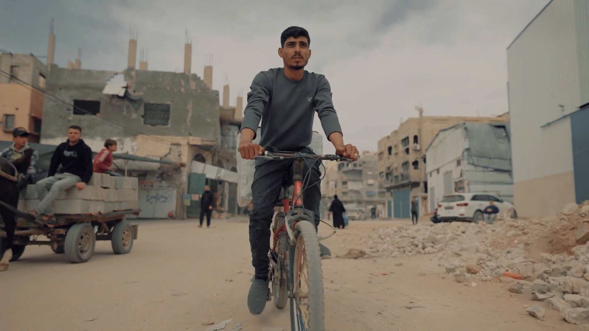 غزة على عجلتين.. الدراجات الهوائية شريان حياة في ظل شح الوقود