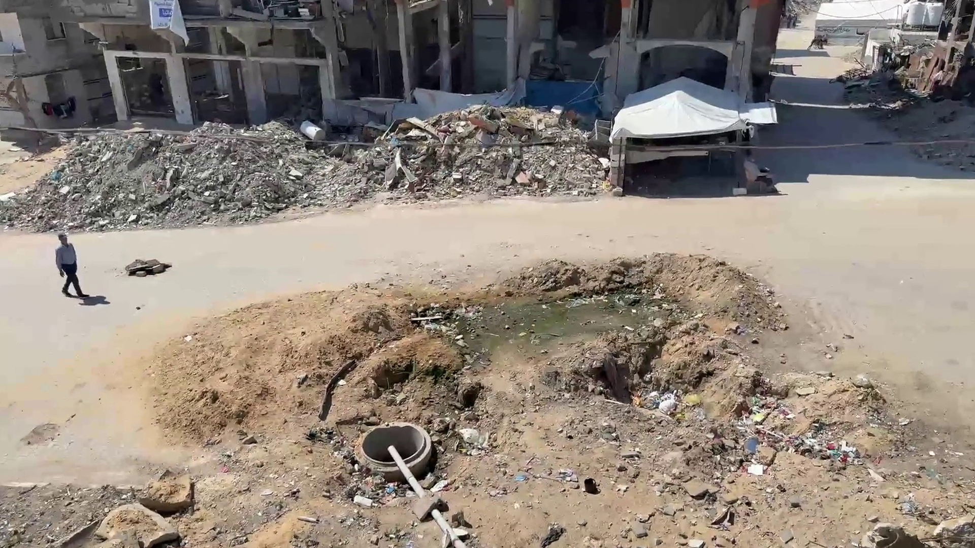 قريبون من "الخط الأصفر".. نازحون بمخيم جباليا يواجهون أصناف الأمراض والمعاناة