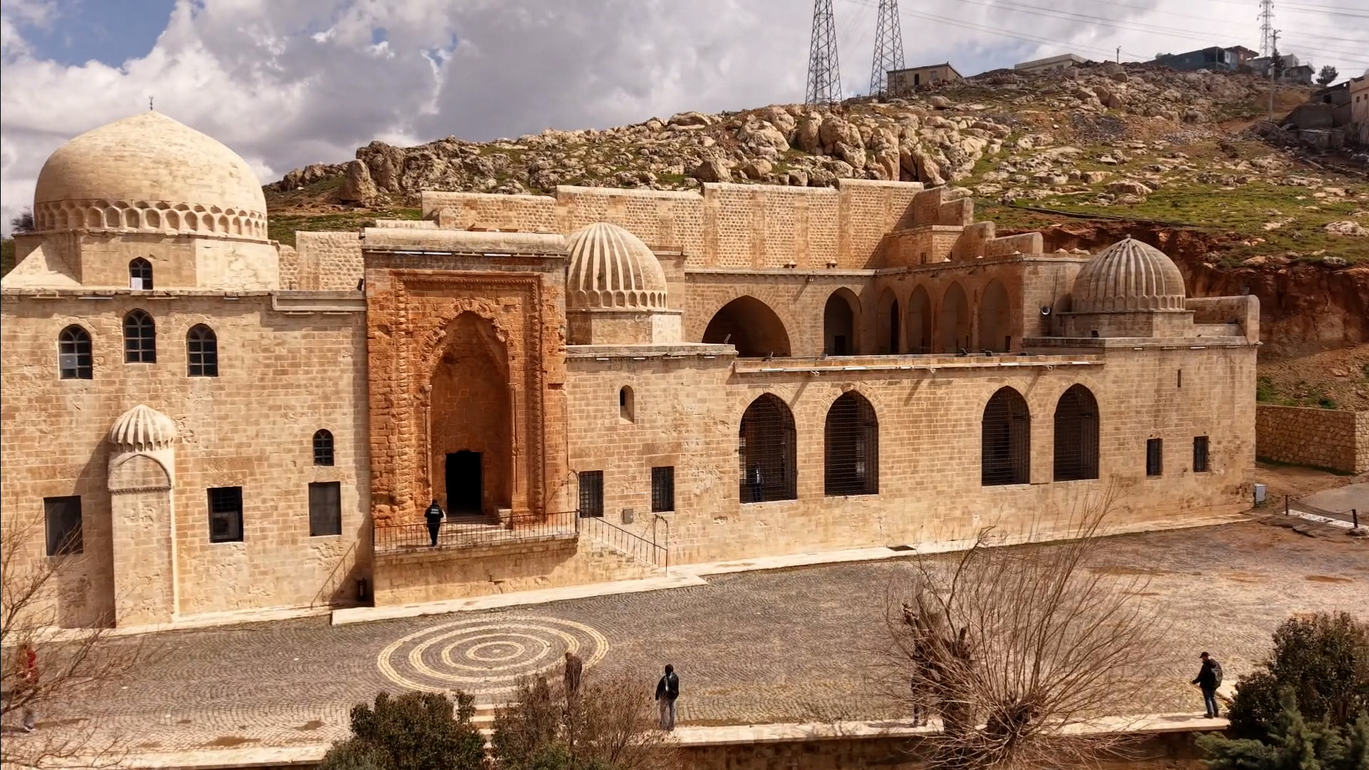 ماردين.. إعادة افتتاح مدرسة القاسمية التاريخية مركزا تعليميا بعد قرن من التوقف