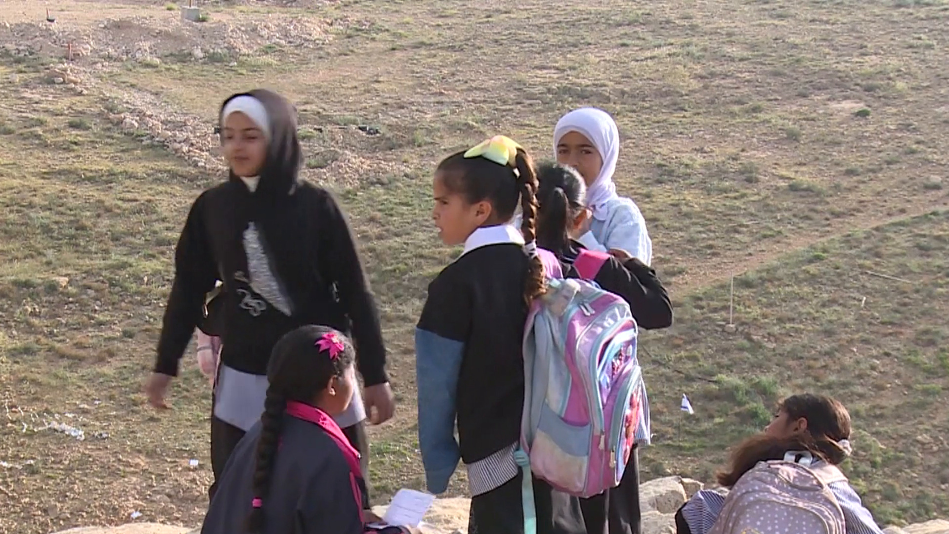 طلبة أم الخير جنوب الخليل يحتجون على إغلاق طريق مدرستهم