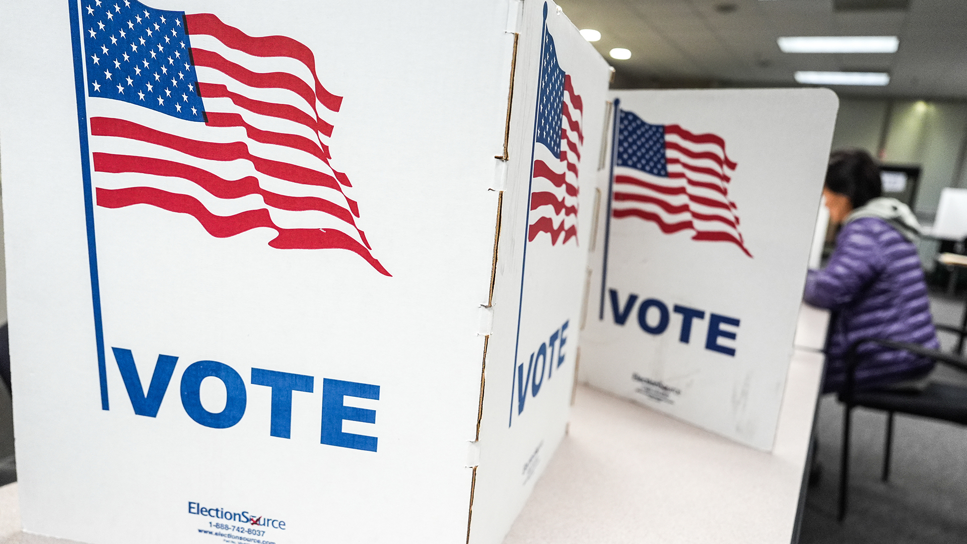 سلاح ترمب يرتد عليه.. هل يقلب استفتاء فرجينيا موازين القوى بالكونغرس؟