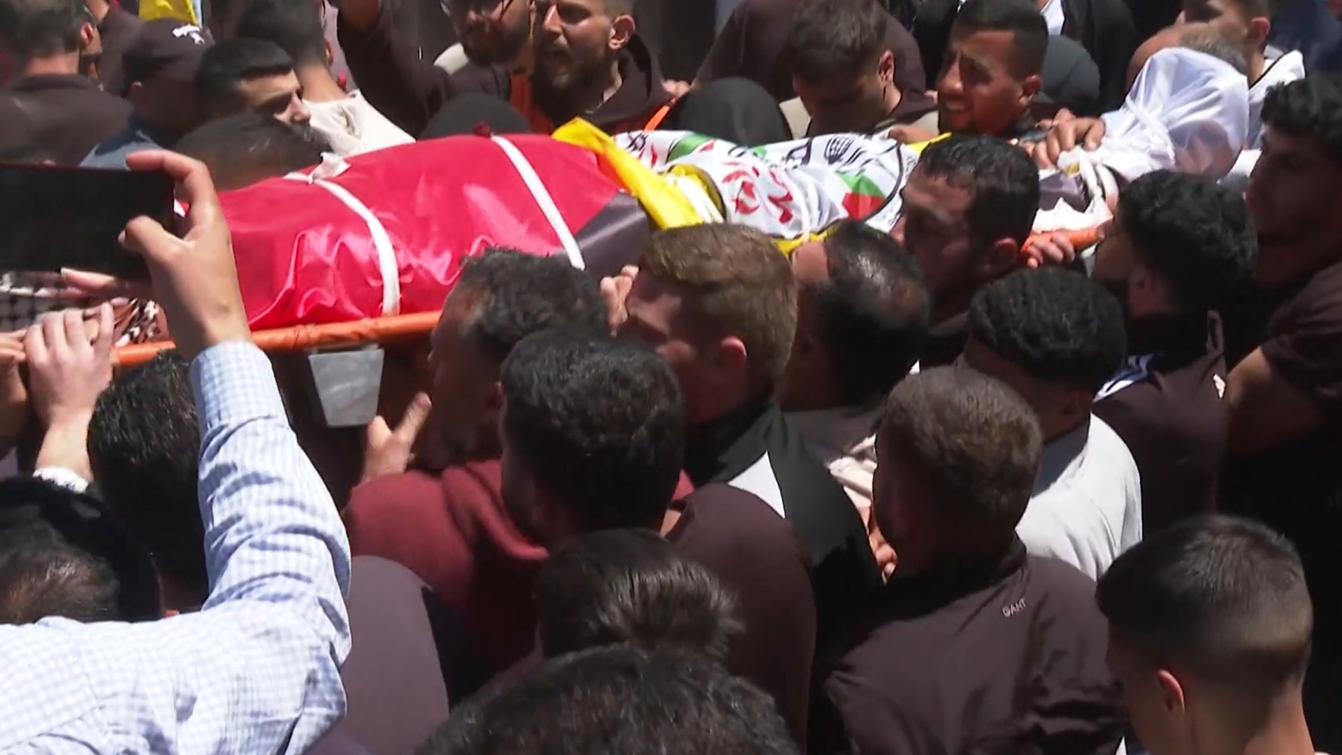 الاحتلال يهاجم موكب تشييع شهيدين في قرية المغير بقضاء رام الله