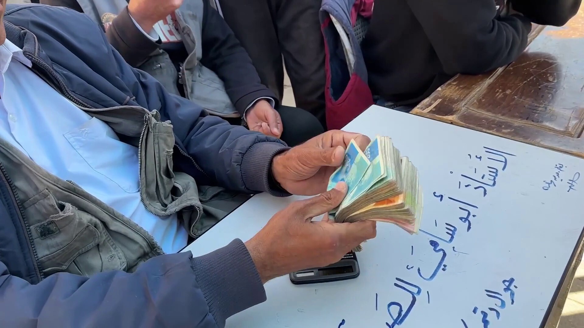 أصبحت عبئا وليست حلا.. "النقود المهترئة" أوراق بلا قيمة بيد الغزيين