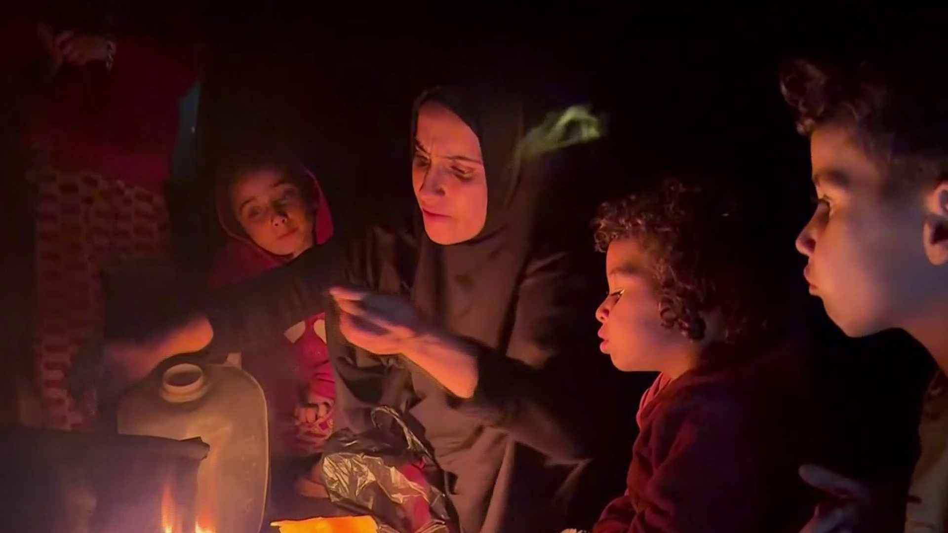 مدارس متفحمة في خان يونس تتحول إلى ملاجئ للنازحين