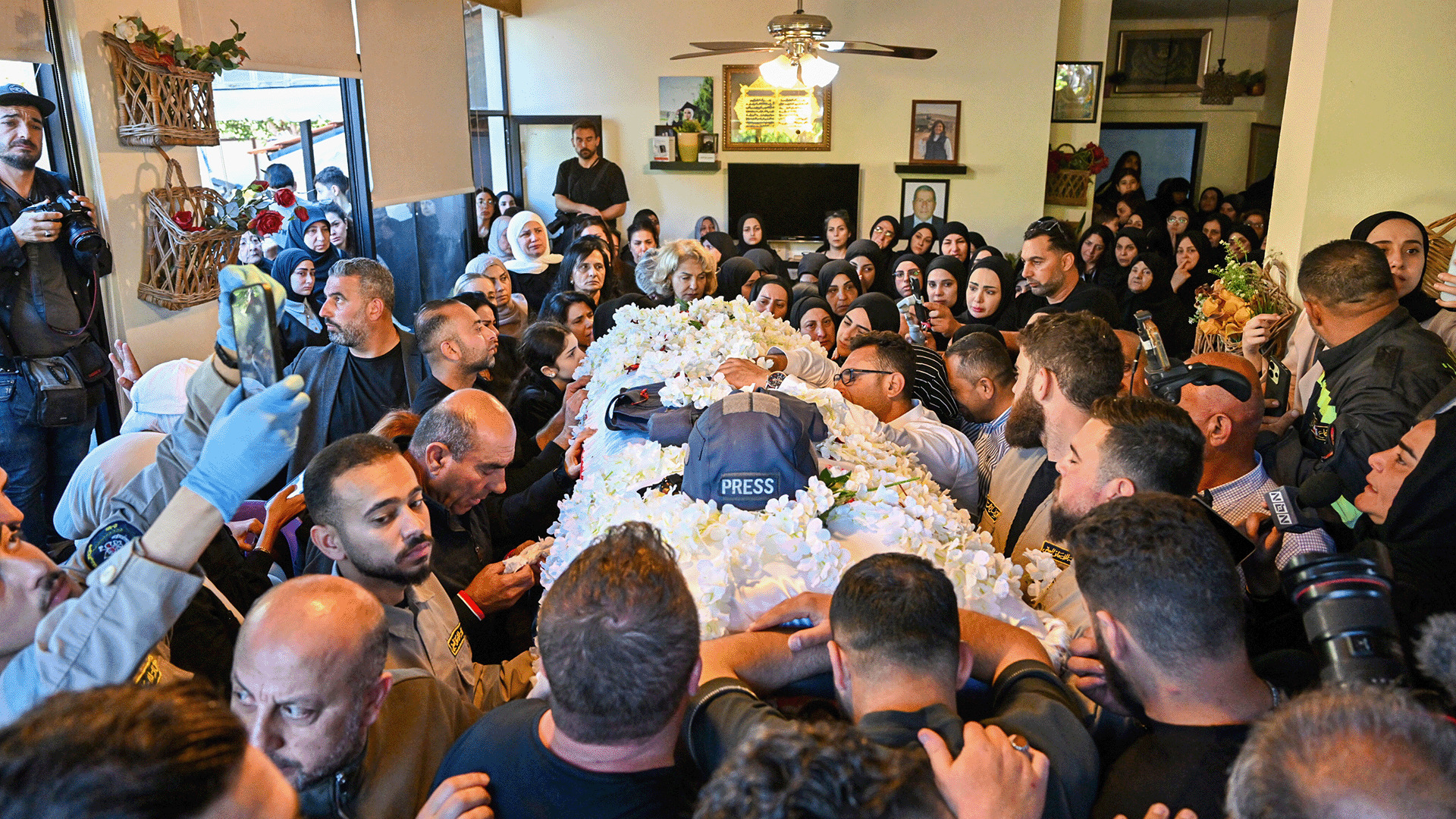 تشييع حاشد للصحفية آمال خليل بعد مقتلها بغارة إسرائيلية