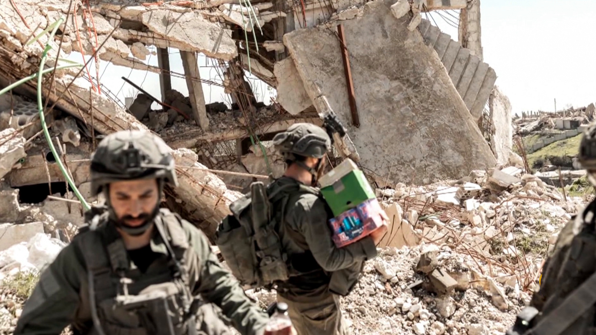 امتداد لسلوكهم بغزة.. هكذا ينهب جنود الاحتلال منازل المواطنين جنوب لبنان