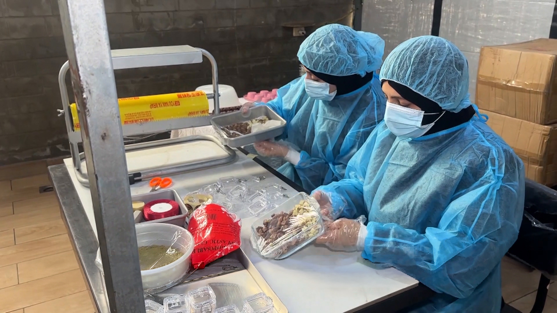 نساء يُعدن إحياء مشاريع صغيرة دمرها الاحتلال بغزة