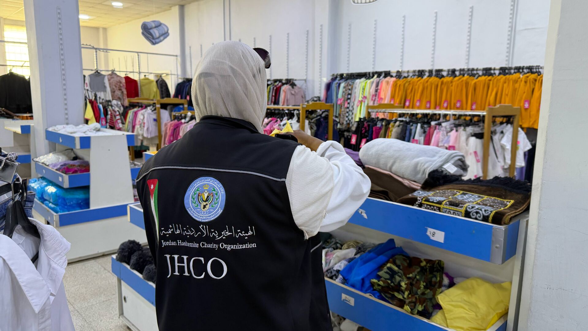 متجر بلا أسعار.. كيف يحفظ "بنك الملابس" كرامة الأسر في الأردن؟