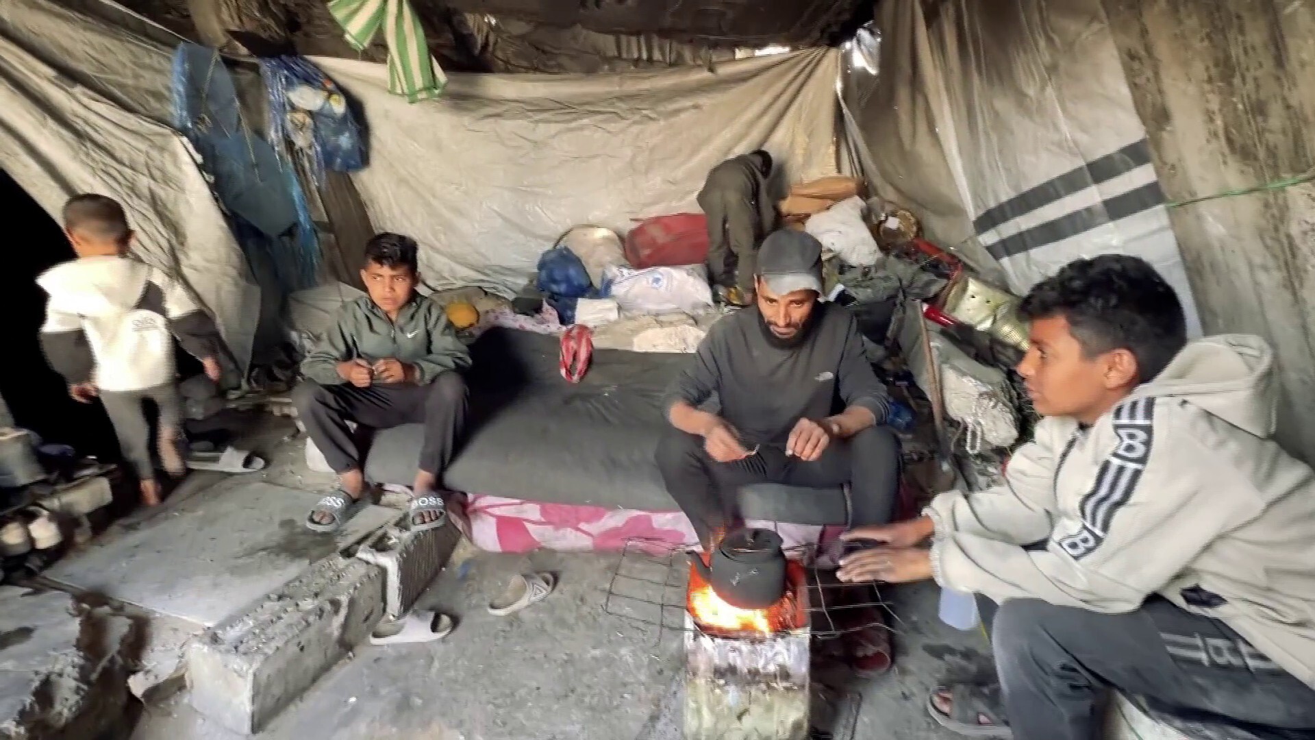 غزيون يفرون من زحام الخيام إلى ركام المباني الآيلة للسقوط