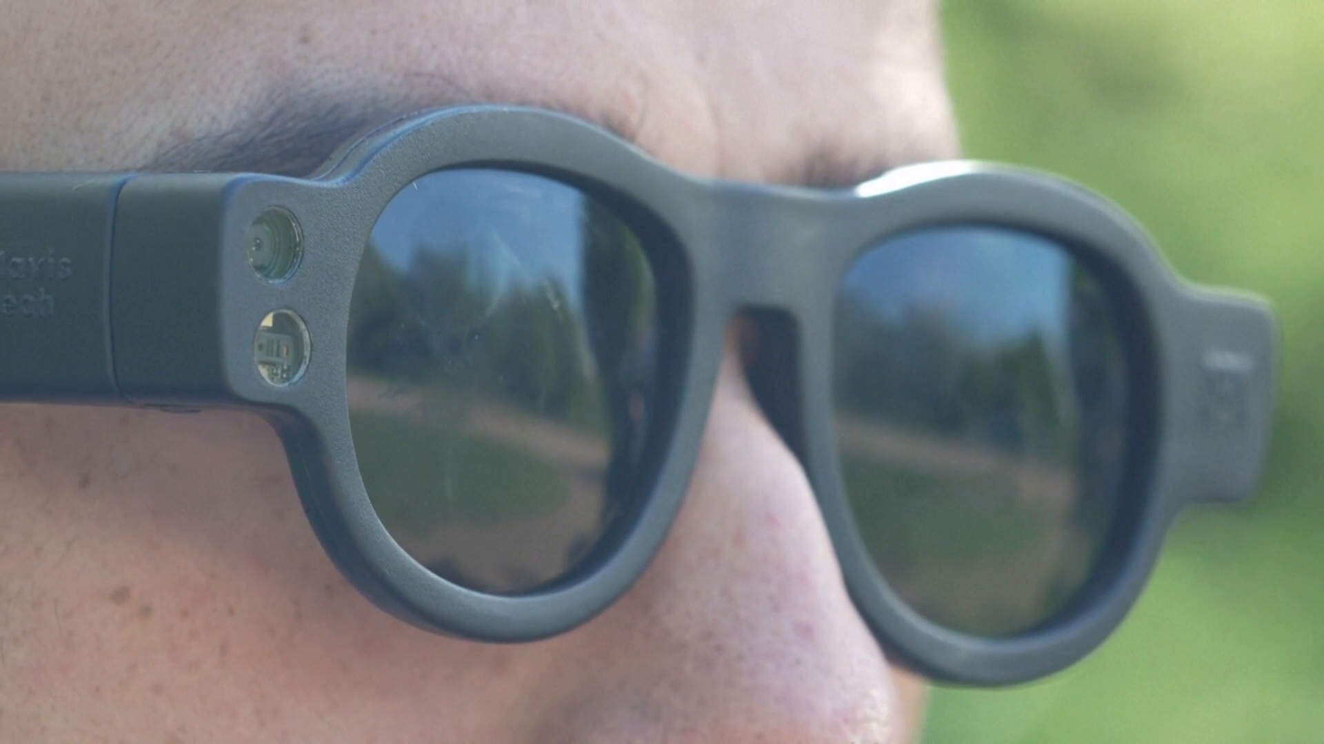 نظارة ذكية تتحدث وتوجه وتكشف الطريق