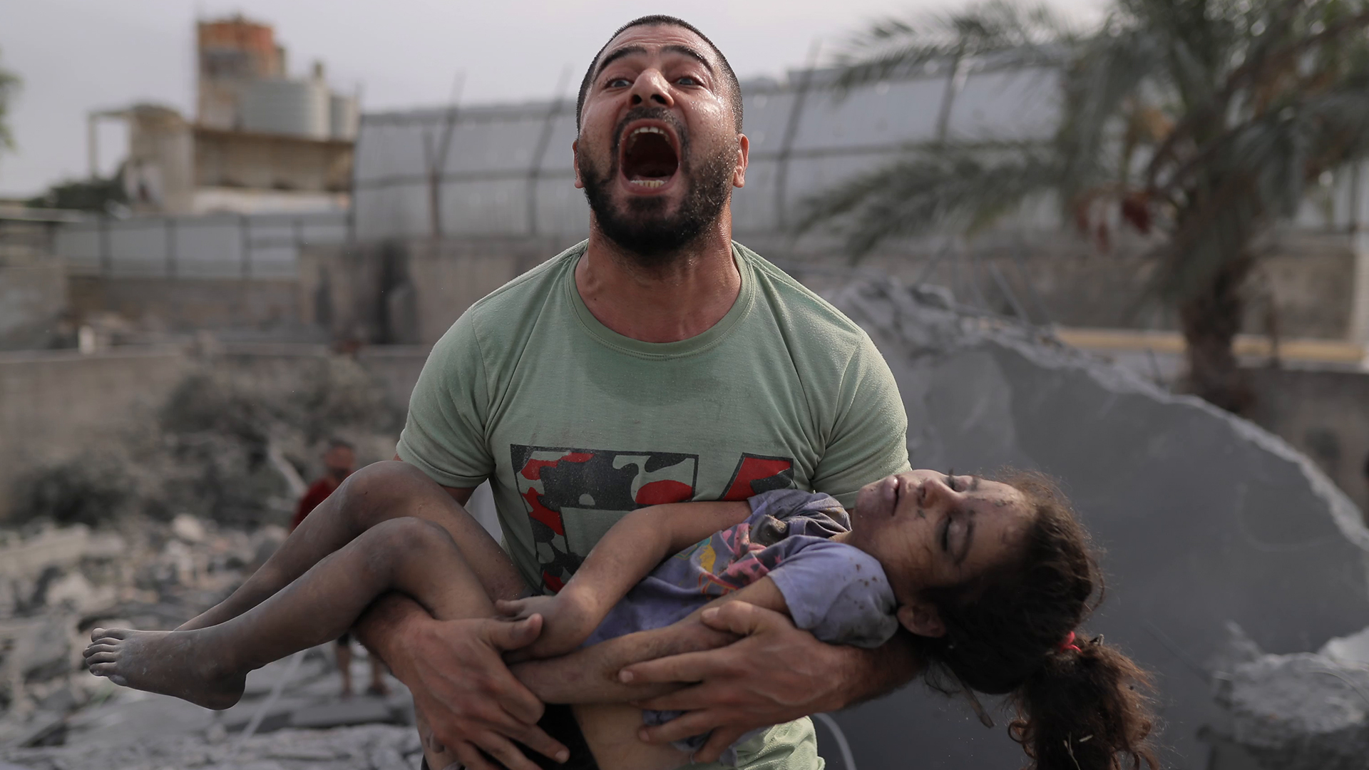 قصة الصورة الشهيرة لأصغر شهيدة من عائلة دلول في غزة