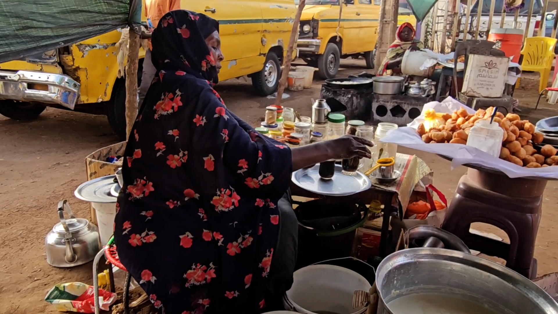من أرصفة أم درمان إلى أول نقابة.. بائعات الشاي يصنعن تاريخا جديدا في السودان