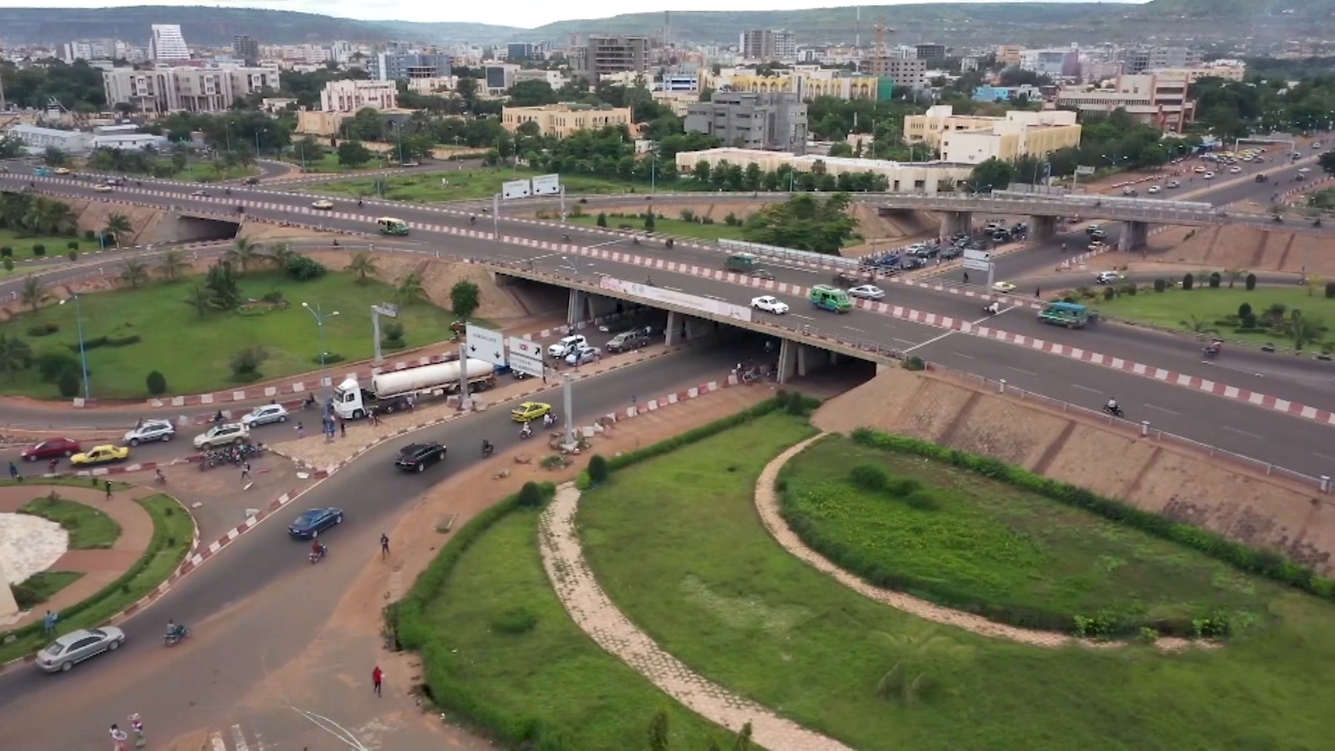 هدوء حذر في العاصمة المالية باماكو بعد مقتل وزير الدفاع كامارا