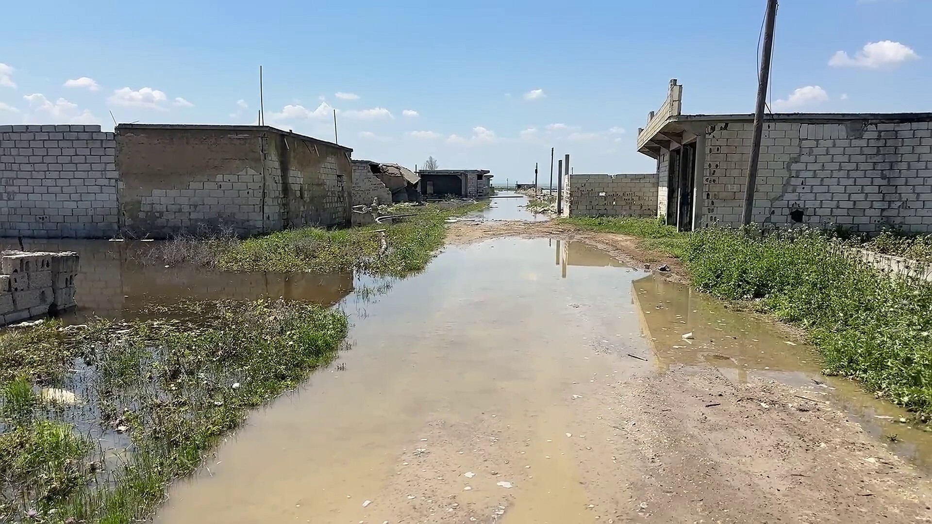 أضرار في البنية التحتية والمحاصيل جراء تسرب مياه سد بإدلب