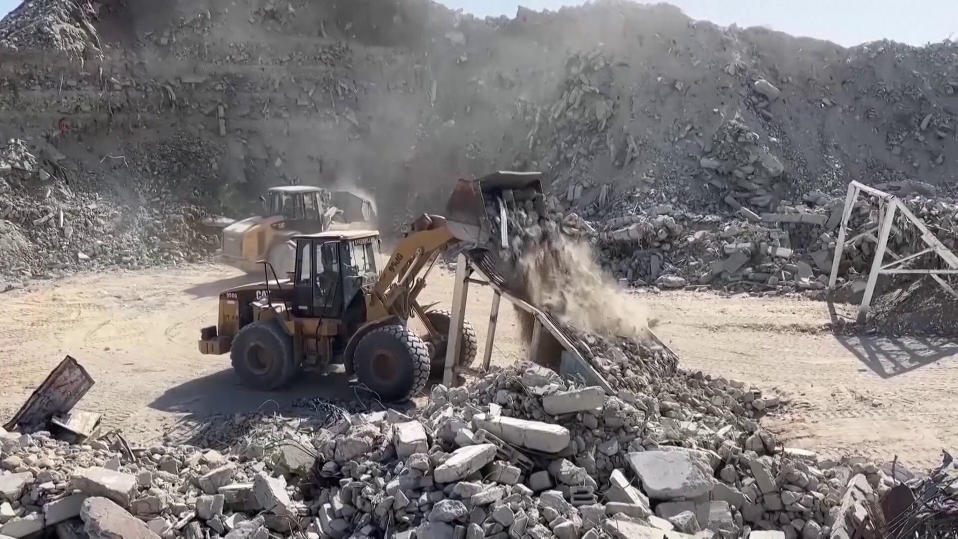 "تدوير الأنقاض" شريان حياة طارئ لترميم طرق غزة