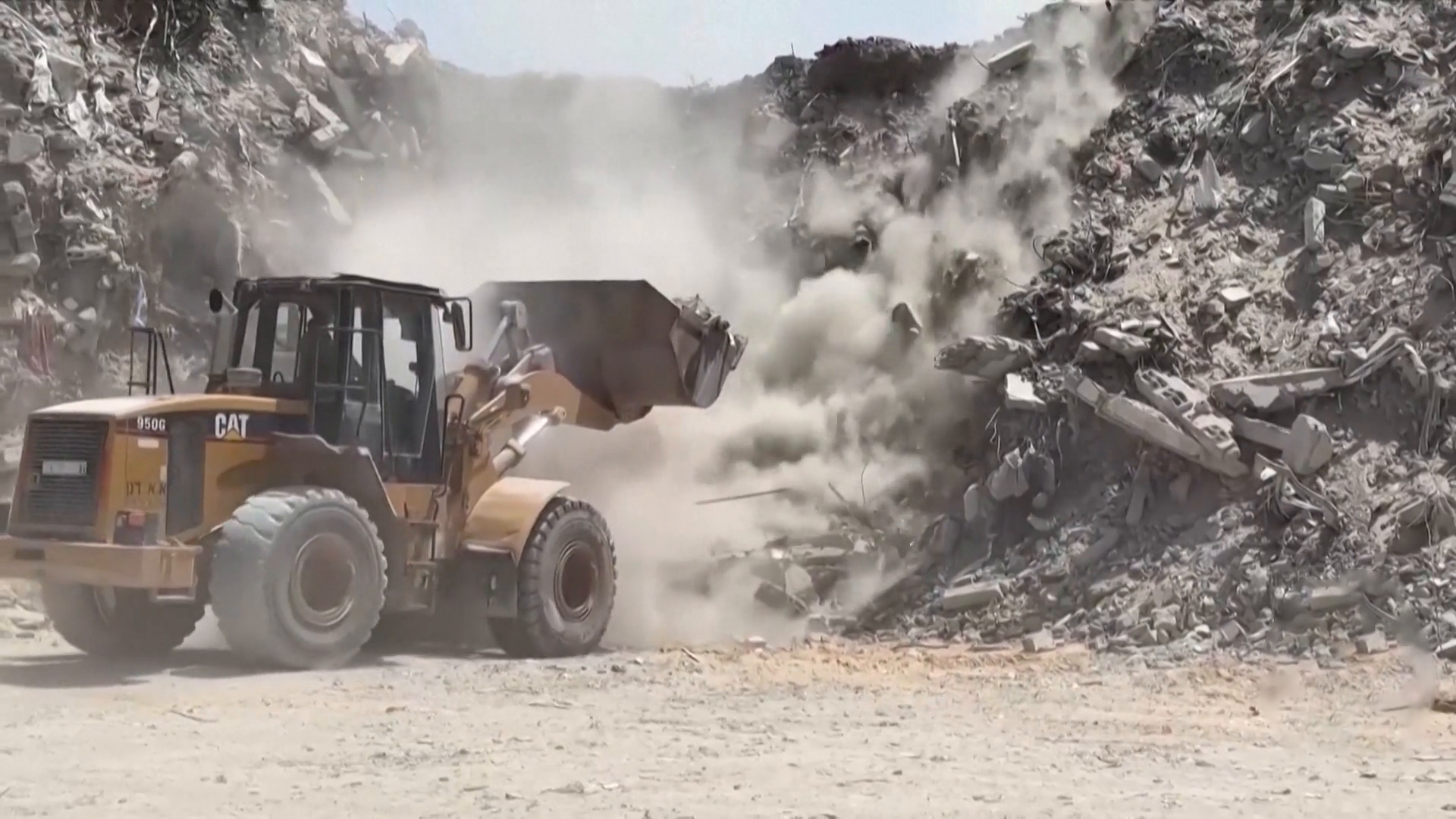 غزة تعيد تدوير أنقاض المباني المدمرة لإصلاح الطرق والبنية التحتية