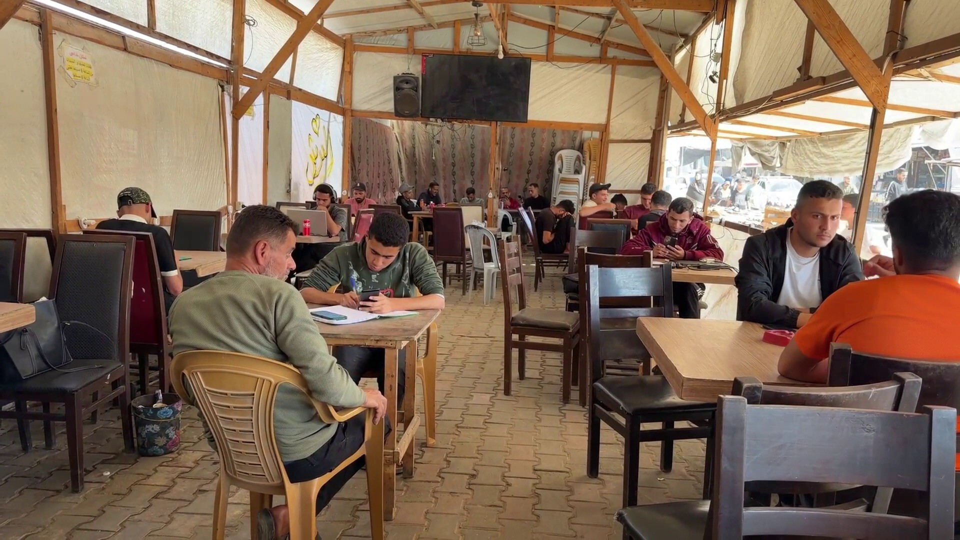 من التعليم للإغاثة.. هكذا يعطل غياب الإنترنت تفاصيل الحياة بغزة