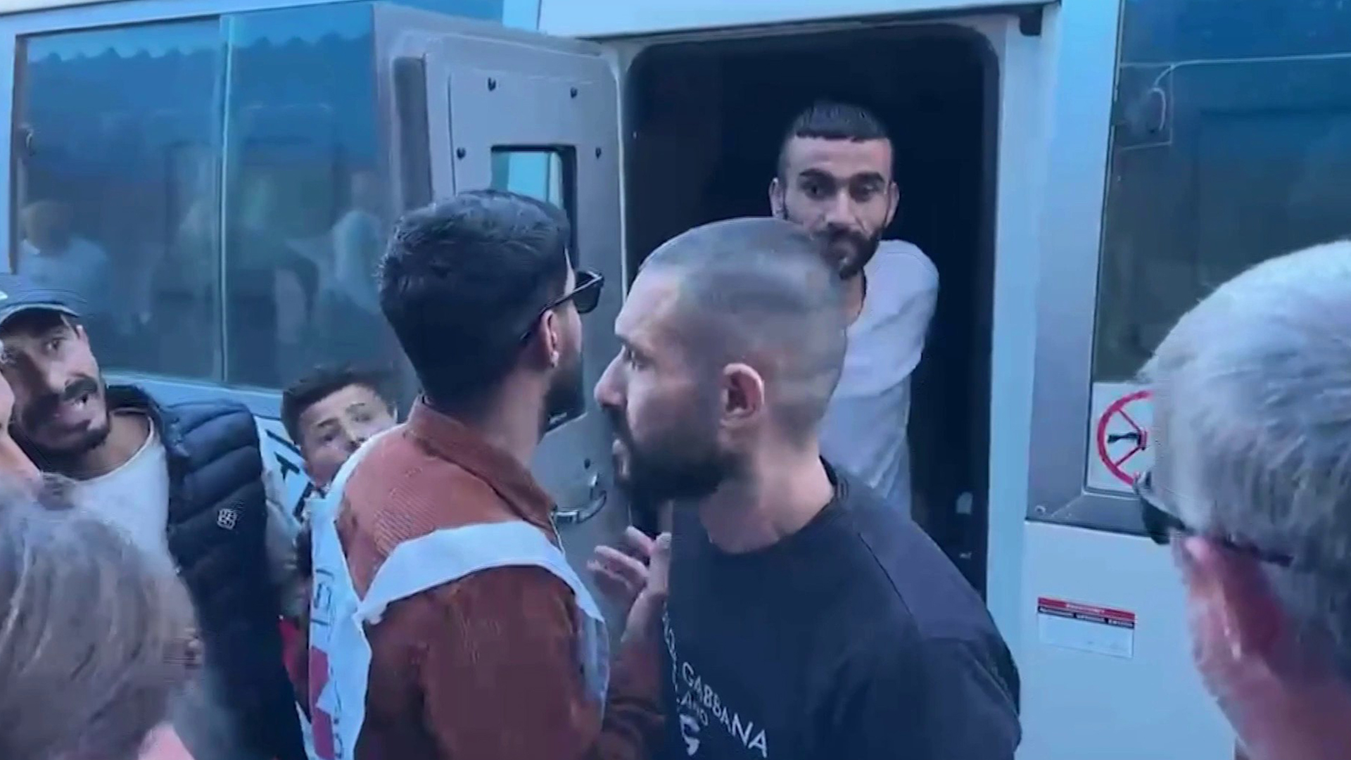 الاحتلال يفرج عن 5 أسرى ويعيدهم إلى غزة