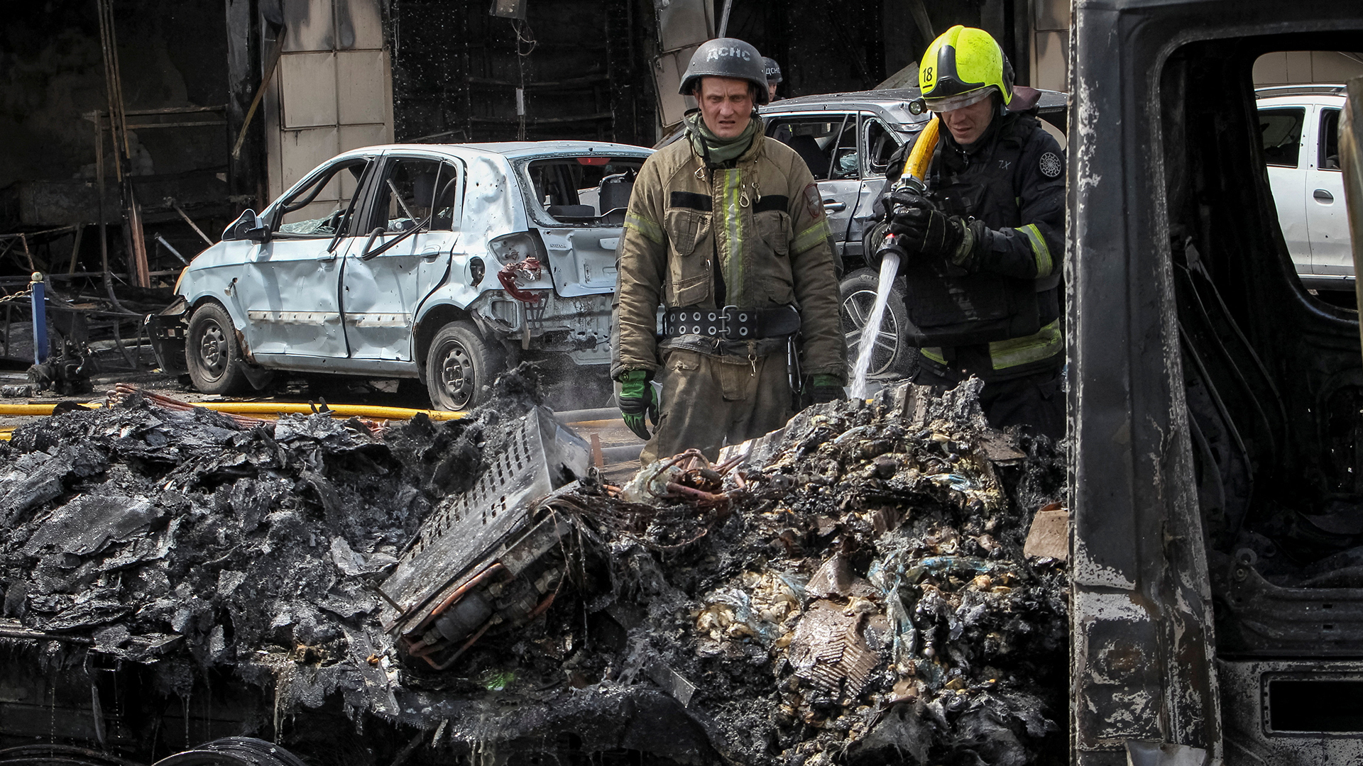 ضرب شرايين الطاقة.. صور فضائية توثق احتراق محطة نفط "بيرم" الإستراتيجية غربي روسيا