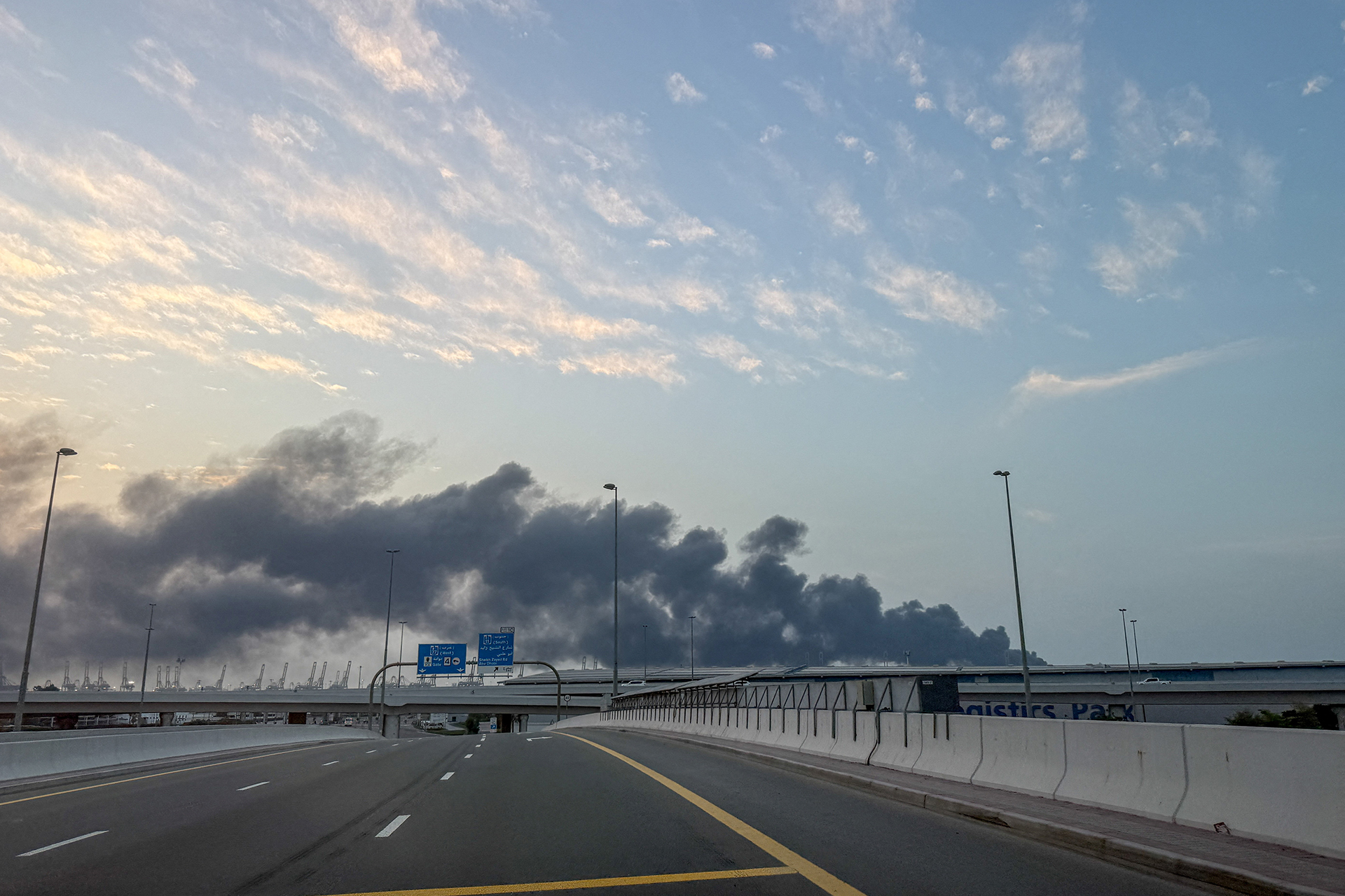 استهدافات الخليج.. أضرار في دبي وإنذارات بالبحرين والسعودية