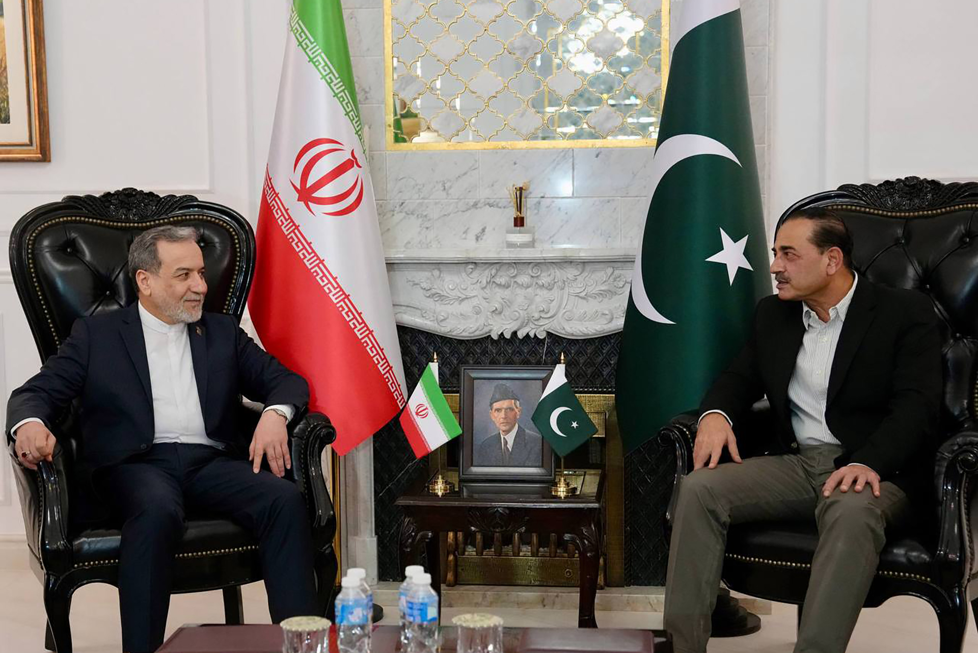 مفاوضات إسلام آباد.. عراقجي يلتقي قائد الجيش الباكستاني ويسلّمه رد طهران