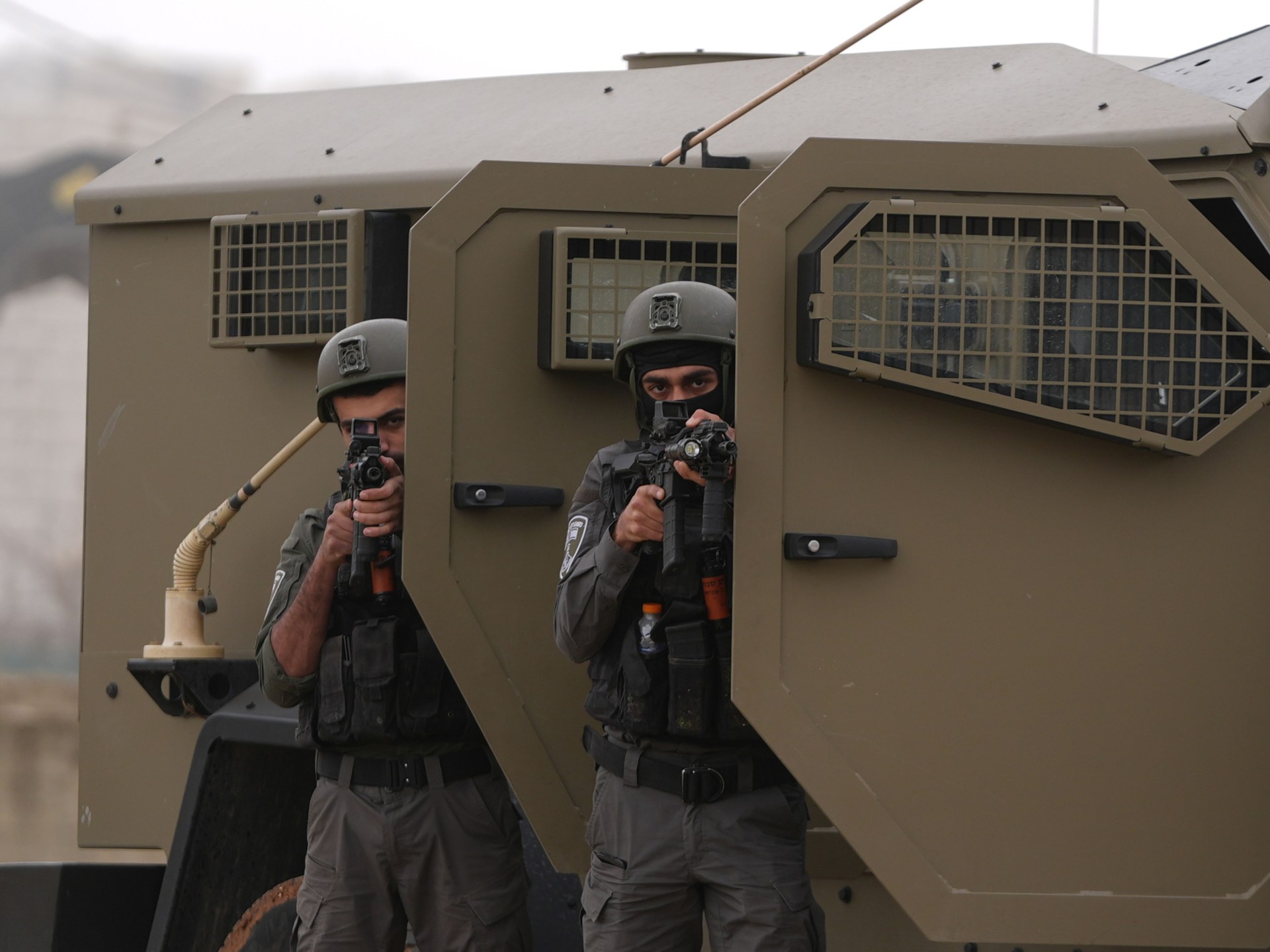 الاحتلال يشن حملة اعتقالات في مخيم قلنديا شمال القدس