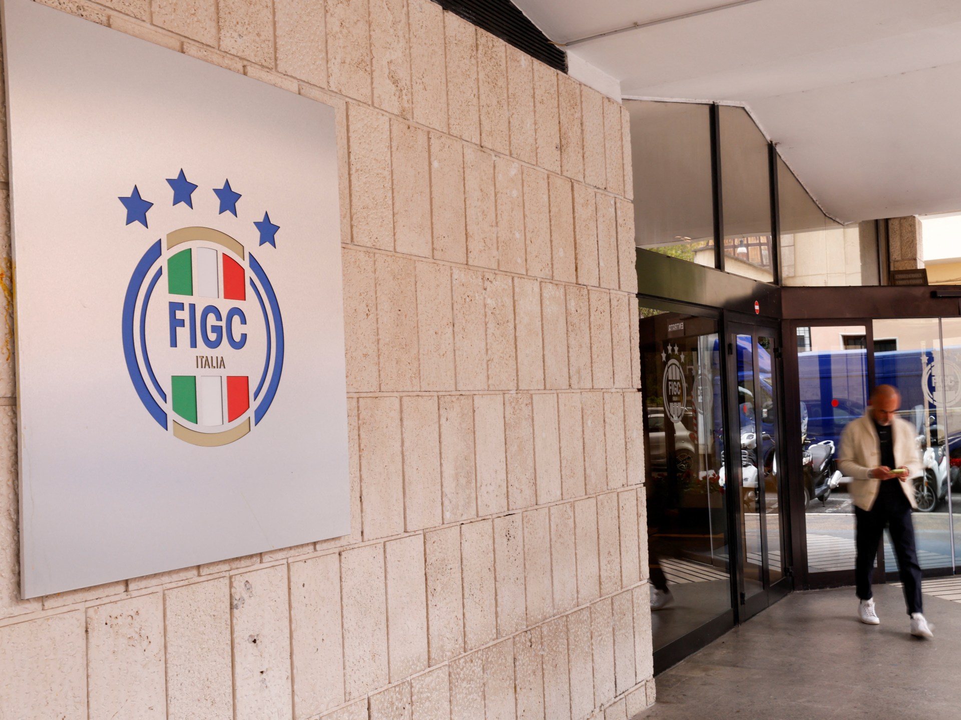 يويفا يلوح بعقوبات على إيطاليا ويحذر من التدخل السياسي في اتحاد الكرة