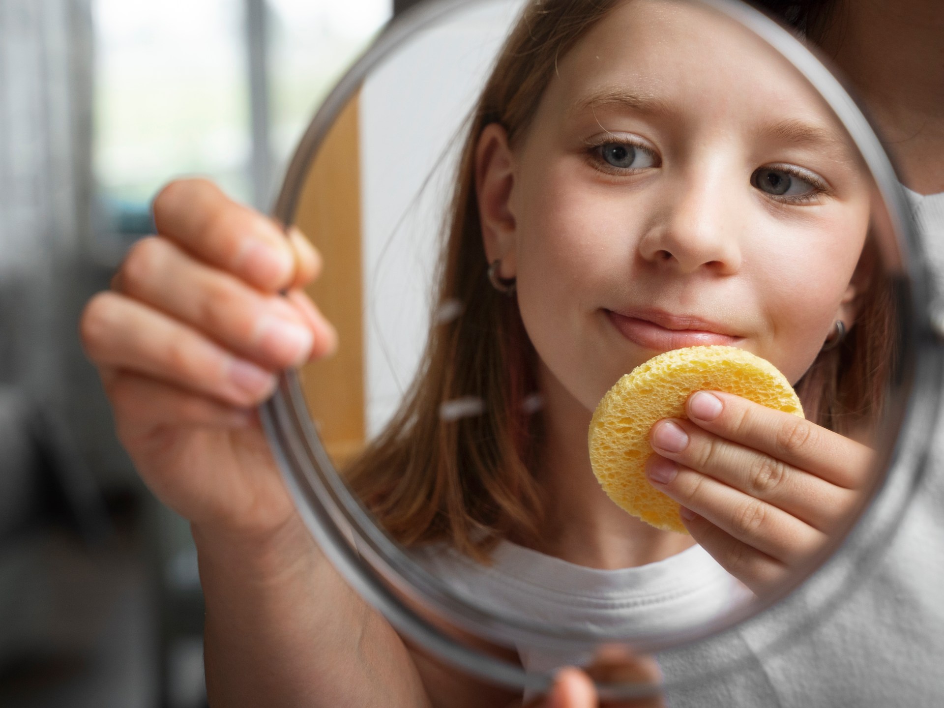 من اللعب إلى اللوشن.. كيف خطف هوس العناية بالبشرة طفولة الصغار؟