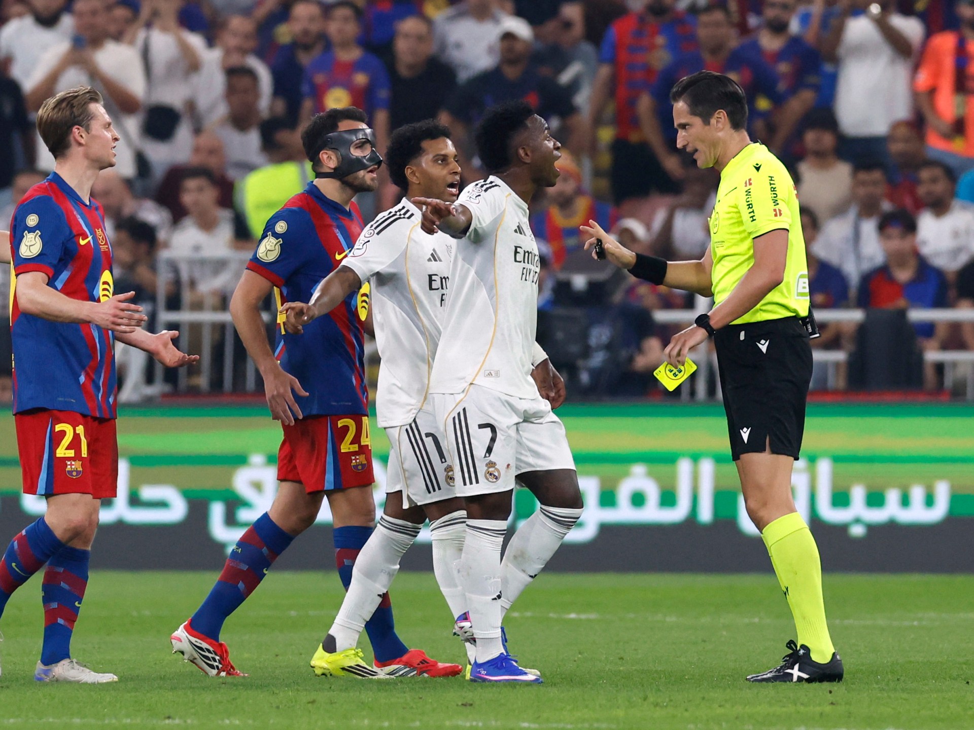 وداعا للجدل.. "الكرة الذكية" تنهي أزمات التسلل في الليغا