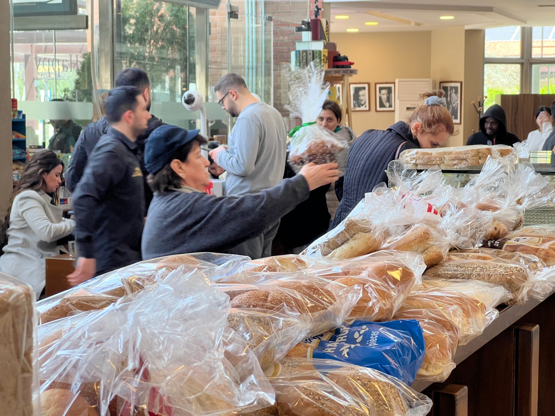 الوقود والخبز والكهرباء.. أزمة ثلاثية تضرب لبنان في زمن الحرب