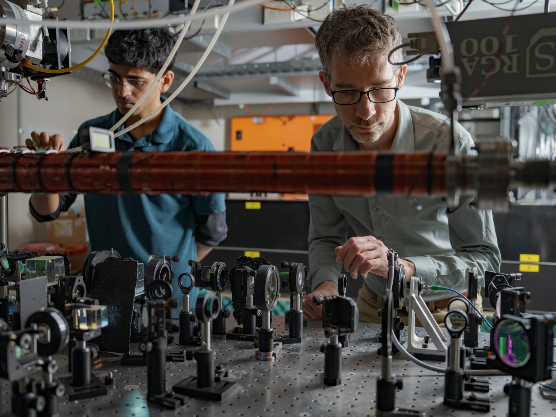 ذرة تتواجد في مكانين في الوقت نفسه.. تجربة أسترالية تهز الفيزياء