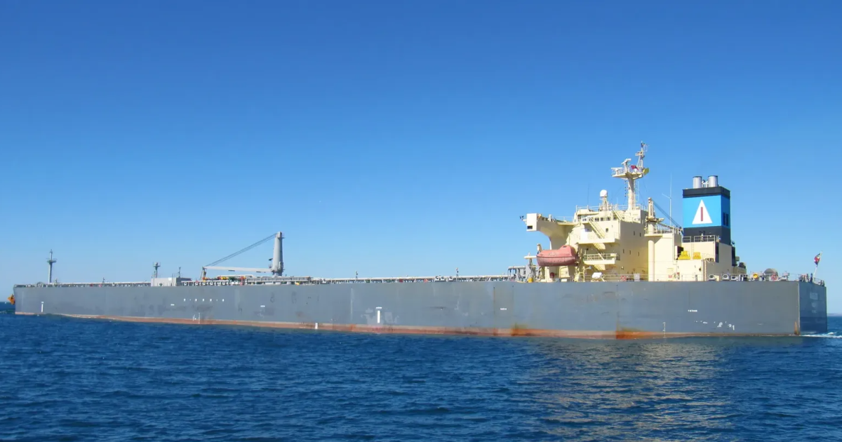 تراجع ناقلتين باكستانيتين عن عبور هرمز وسط جدل حول مدمرتين أمريكيتين