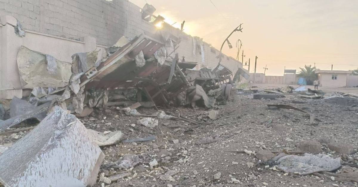 صور فضائية ترصد تصاعد الدخان وأضرارا في موقعين عسكريين بإيران