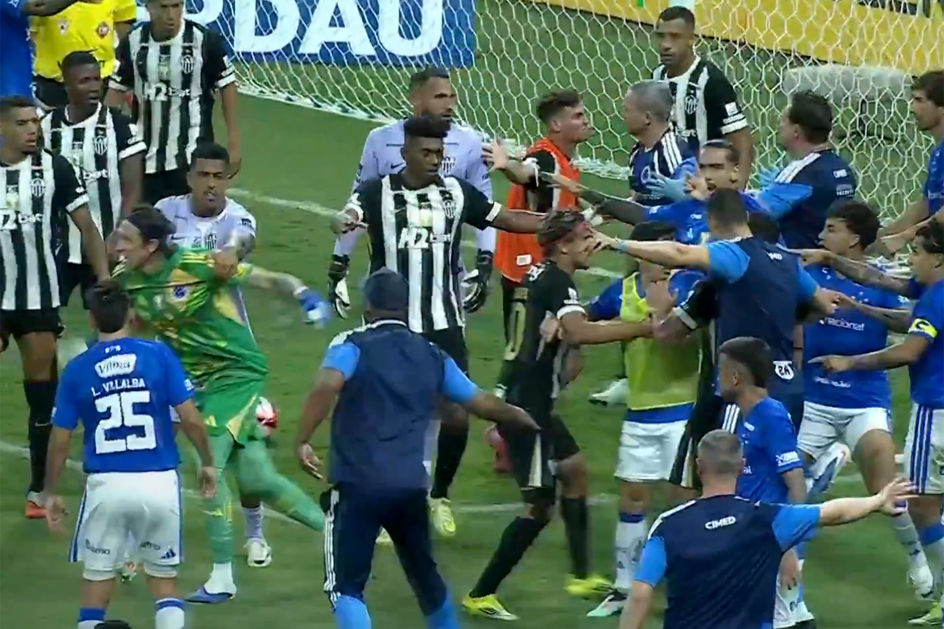 القائمة السوداء لمواجهات حولت ملاعب كرة القدم إلى حلبات قتال