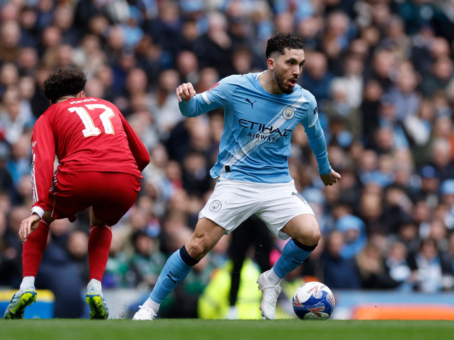 إحصائية مذهلة لريان شرقي في موسمه الأول مع مانشستر سيتي