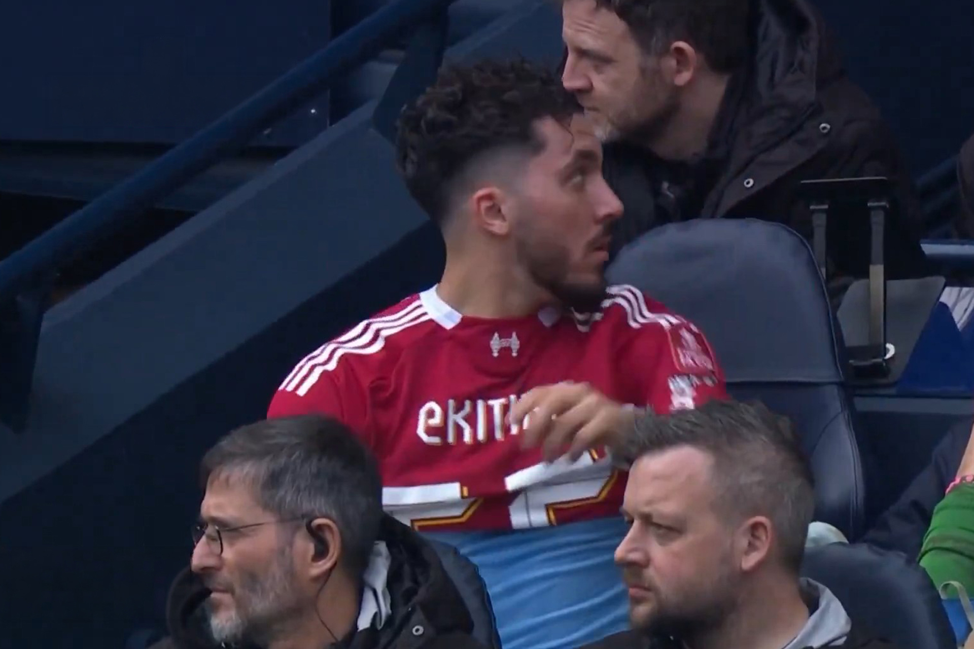 في التوقيت الخطأ.. مشهد القمصان بين شرقي وإيكيتيكي يثير الجدل (فيديو)