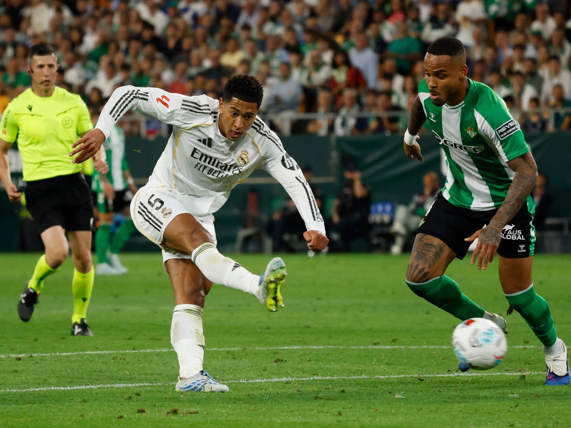 قناة ريال مدريد تهاجم حكام الليغا وبرشلونة بـ250 إعادة لمشهد واحد