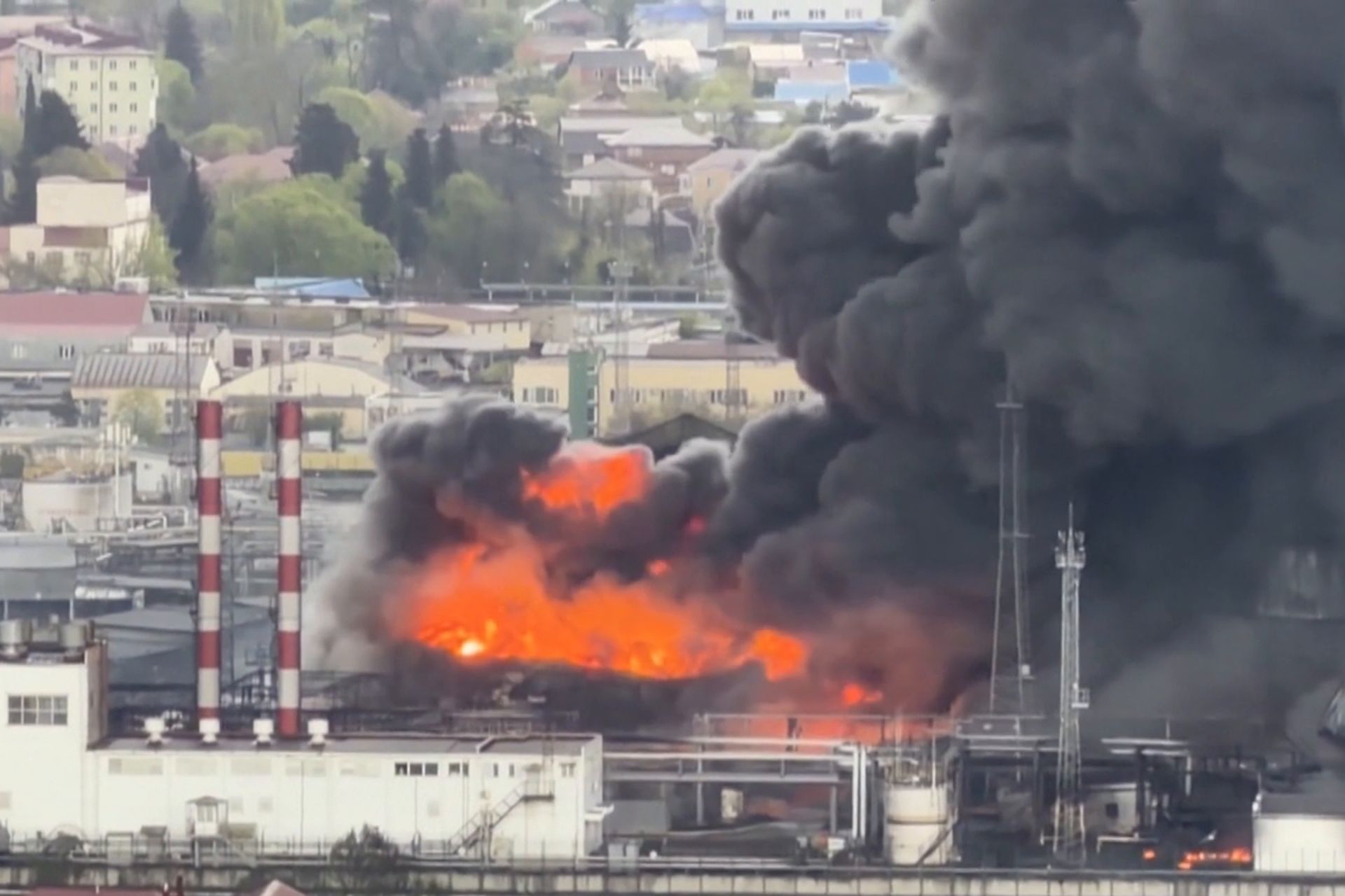 شاهد.. حرائق تلتهم مصفاة نفط روسية بعد هجوم أوكراني