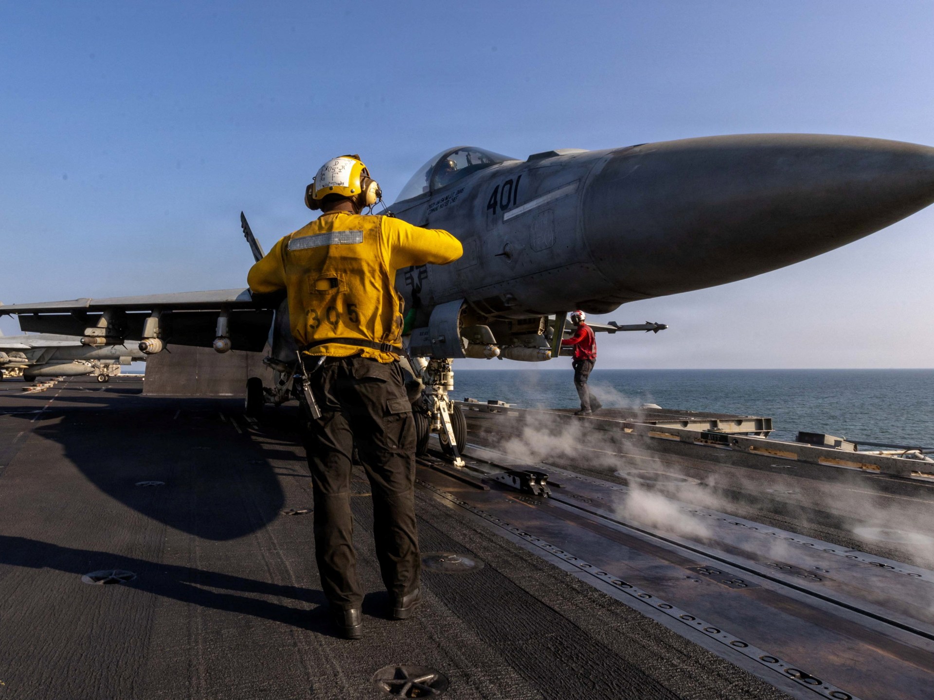 أكل الحشرات والقتال.. هكذا يستعد الطيارون الأمريكيون للسقوط في أرض العدو