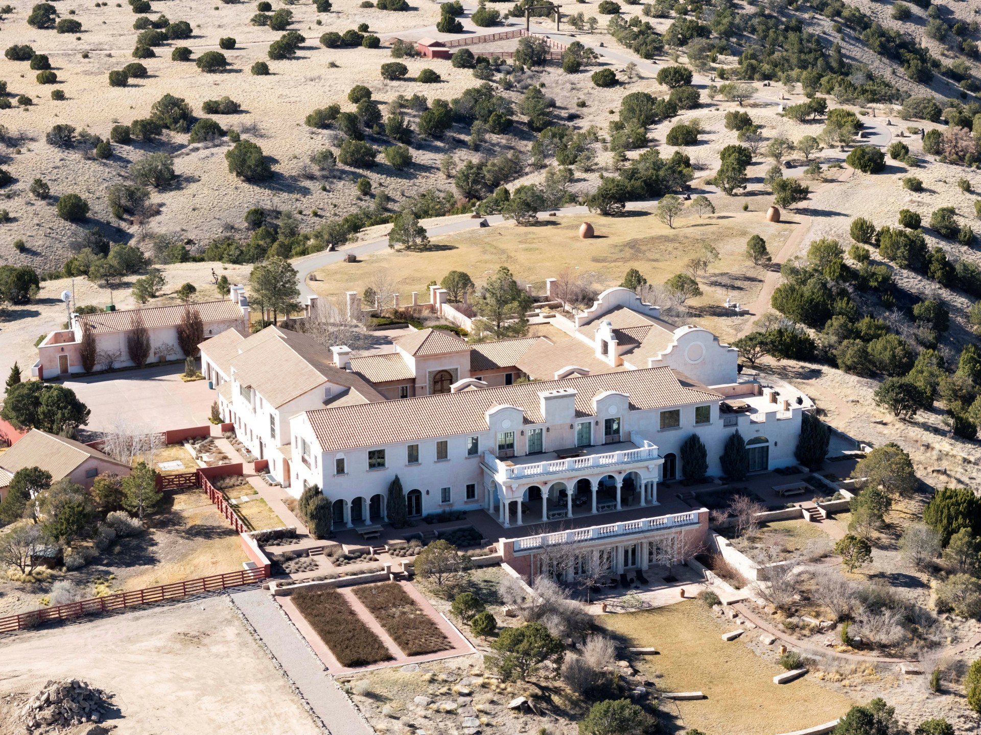 شبح إبستين يطل مجددا من مزرعة زورو بنيو مكسيكو